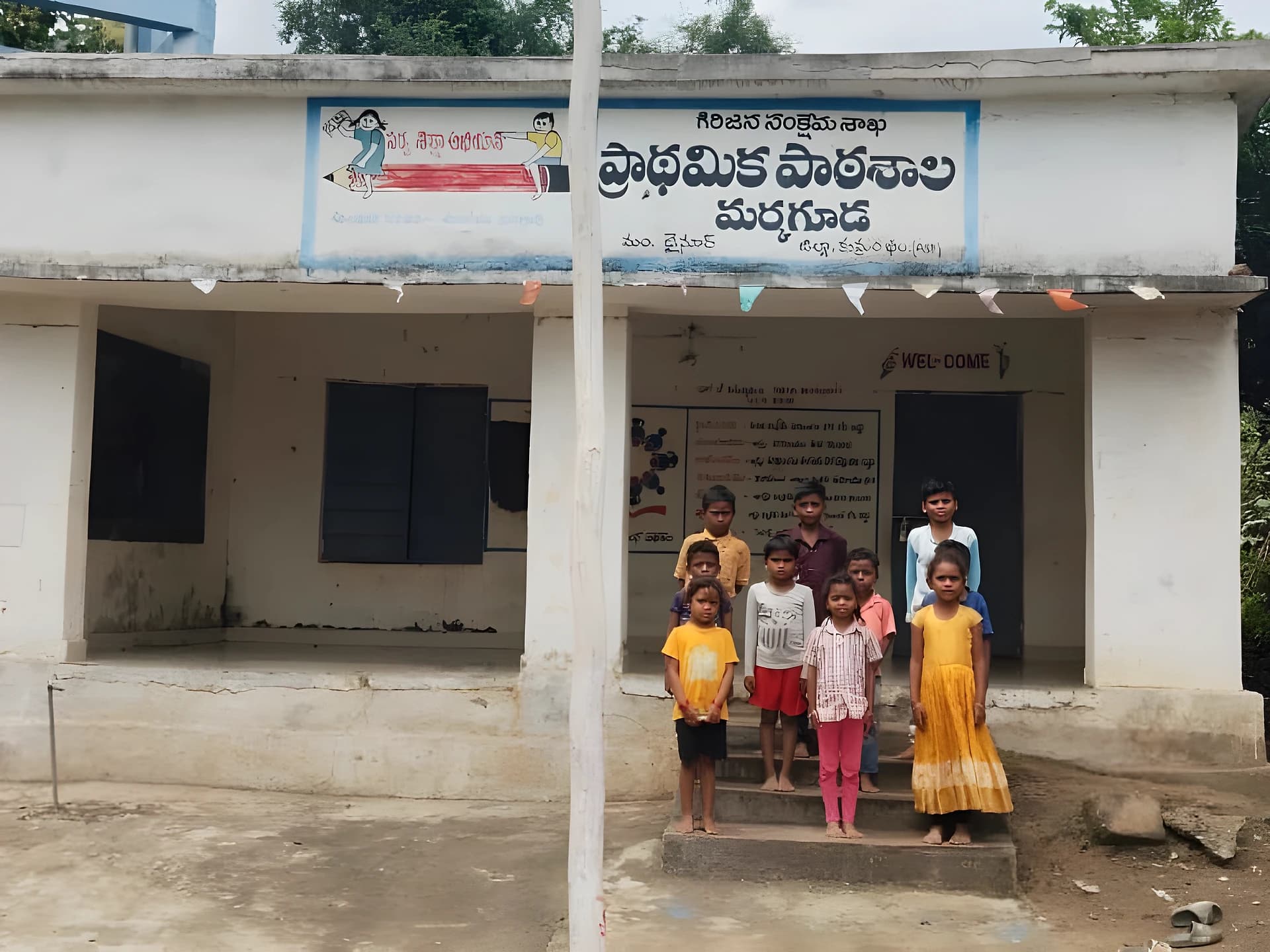 టీచర్ లేక మూతపడిన గిరిజన పాఠశాల