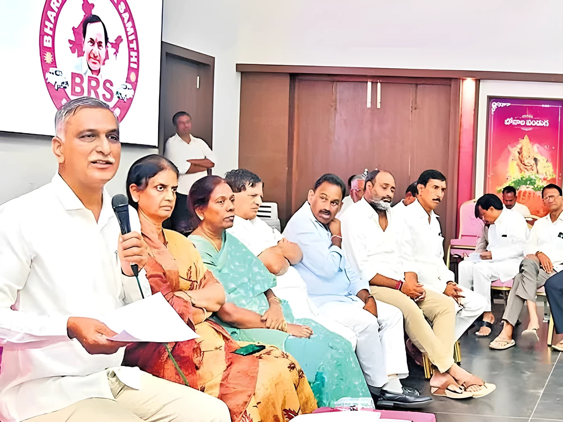 పొంగులేటిని వెంటనే బర్తరఫ్ చేయాలి: హరీశ్రావు