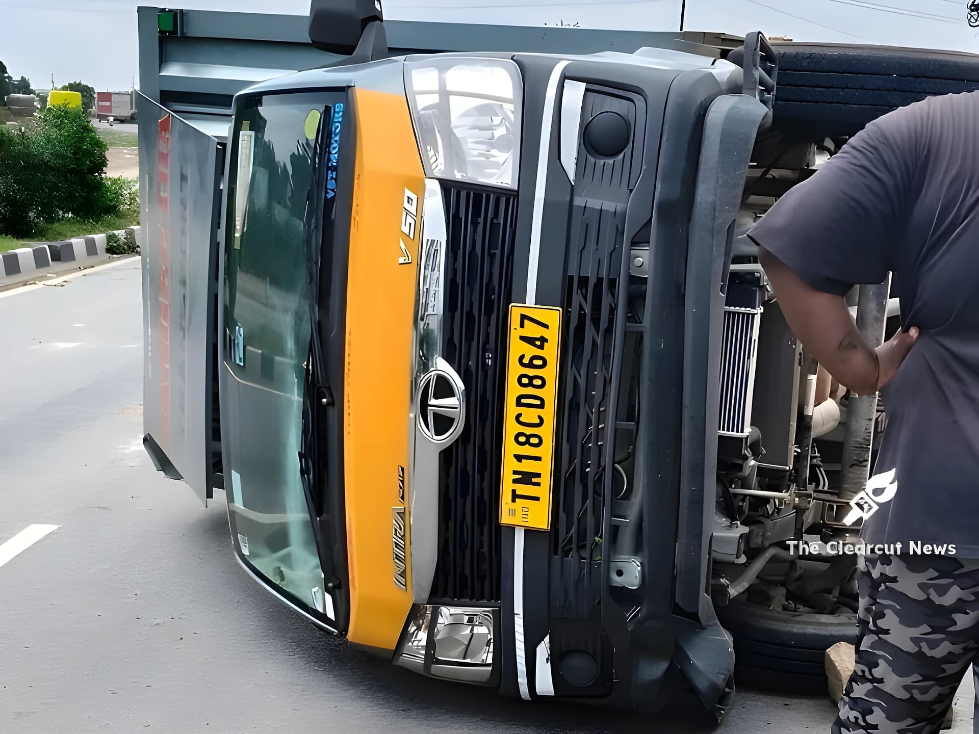 గేదెలను తప్పించబోయి గూడ్స్ వాహనం బోల్తా