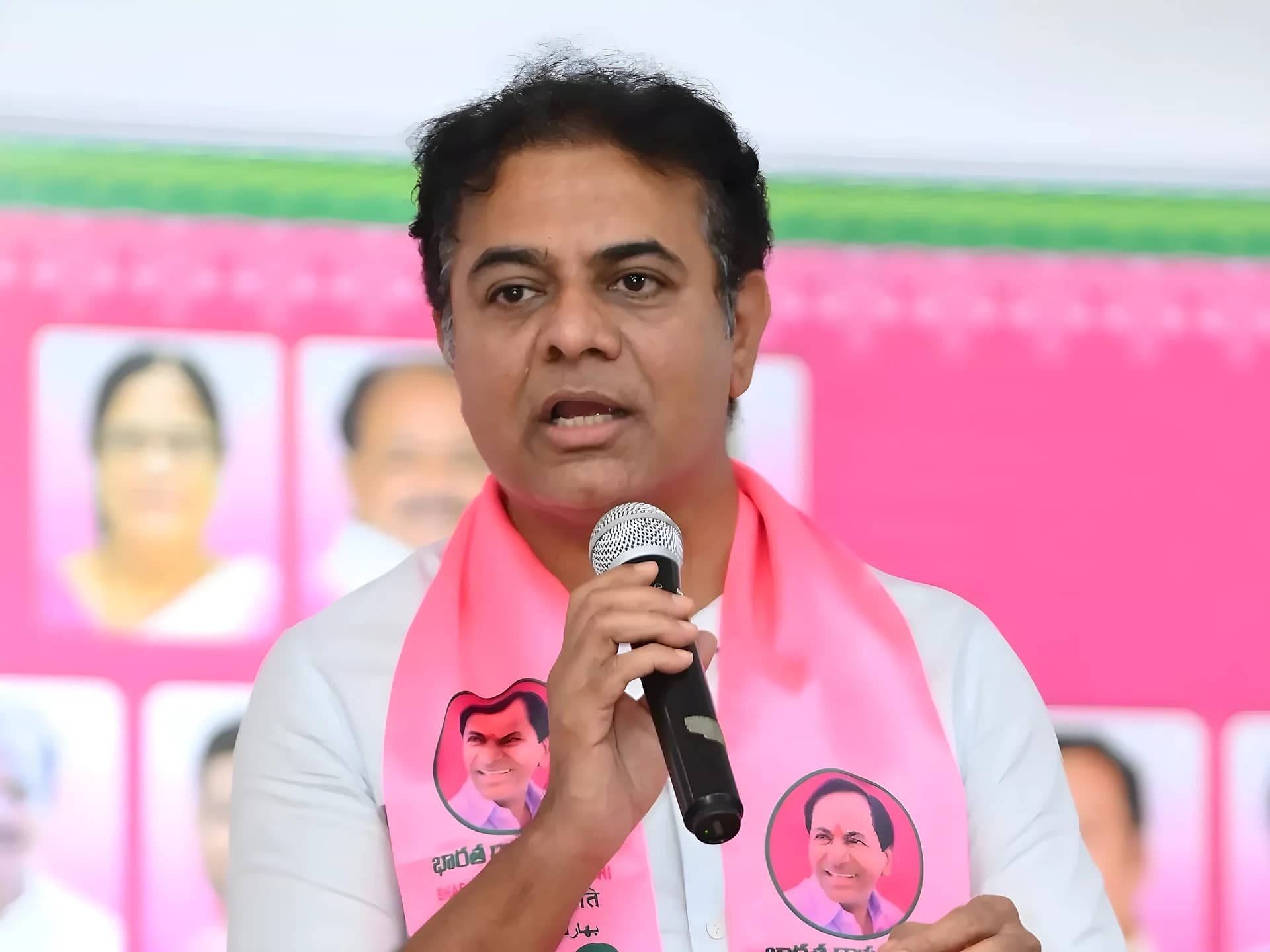 విద్యార్థుల హక్కులను కాలరాయొద్దు: KTR