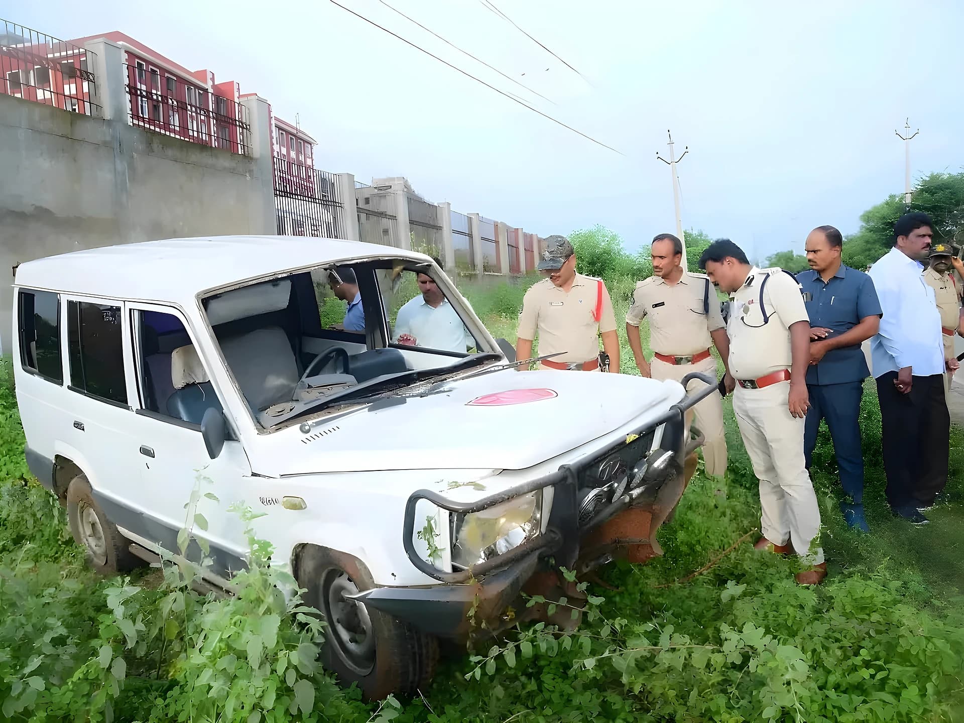 దర్యాప్తు ముగించుకుని వస్తుండగా రోడ్డు ప్రమాదం
