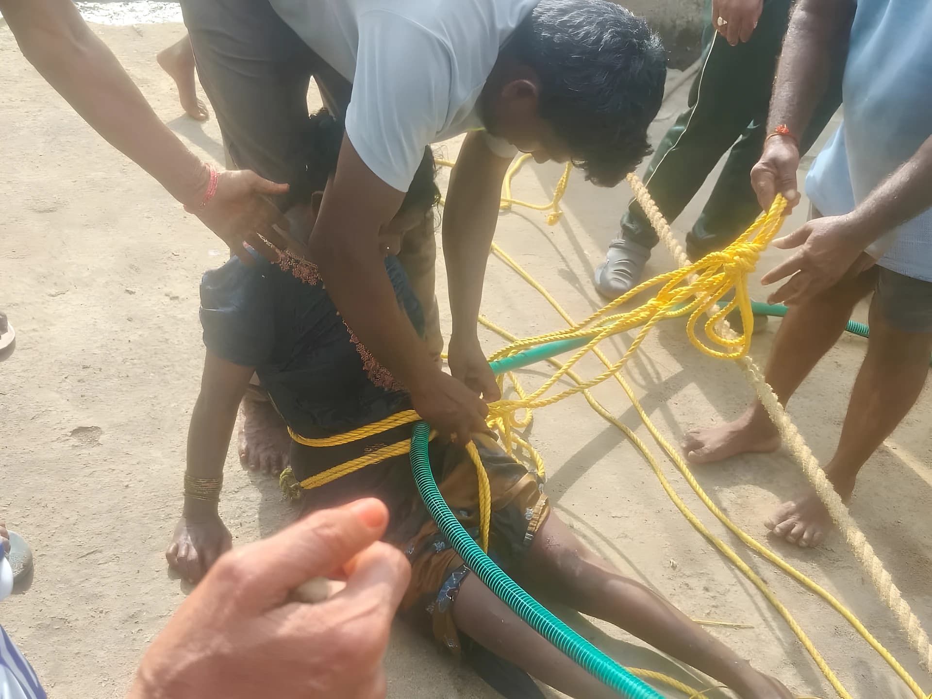 బావిలో పడిన యువతి.. కాపాడిన కానిస్టేబుల్