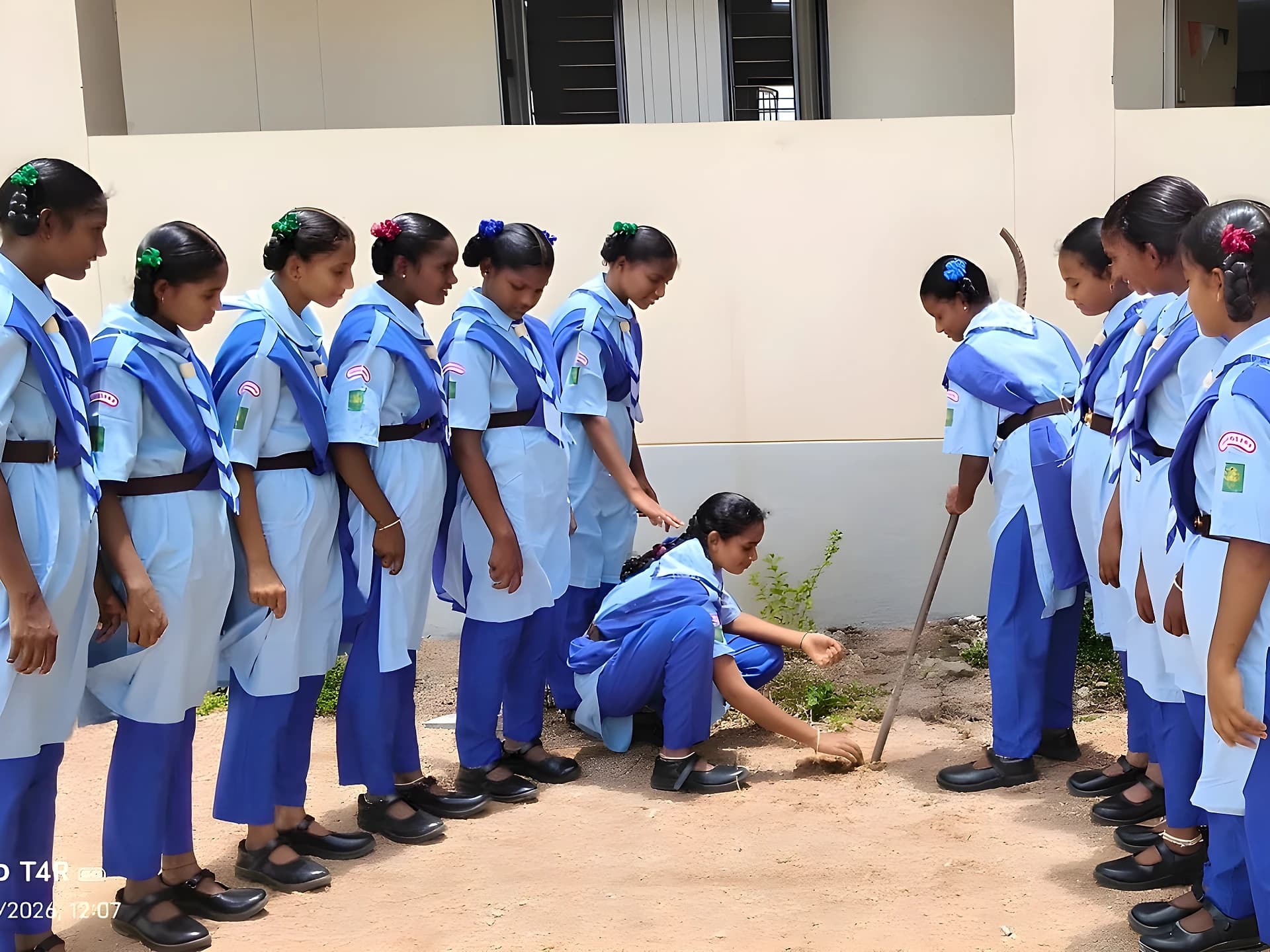 ఏకరూప దుస్తుల్లో స్కౌట్స్ అండ్ గైడ్స్ కార్యక్రమం