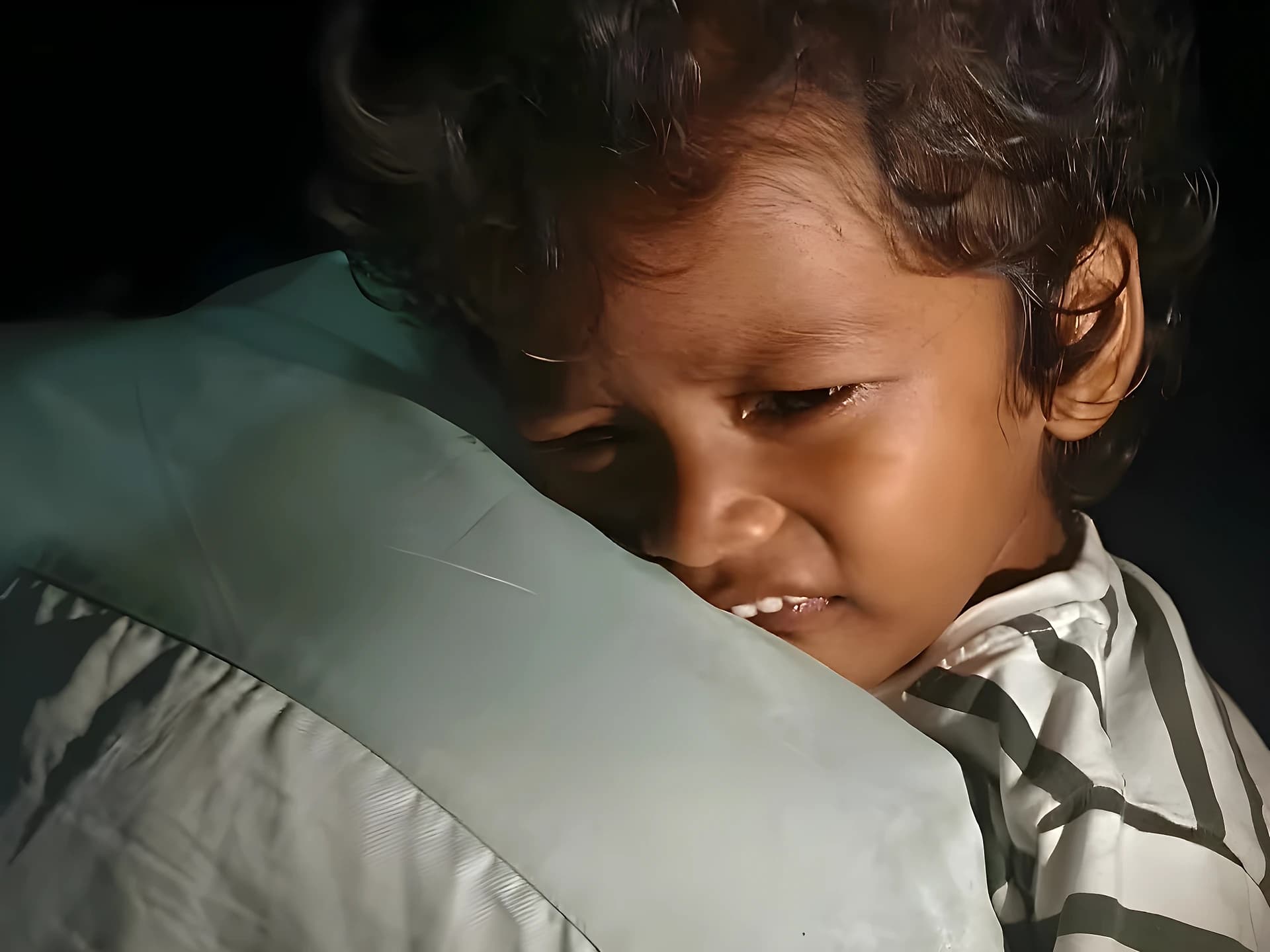 పాపను వదిలి.. గోదావరిలోకి దూకి