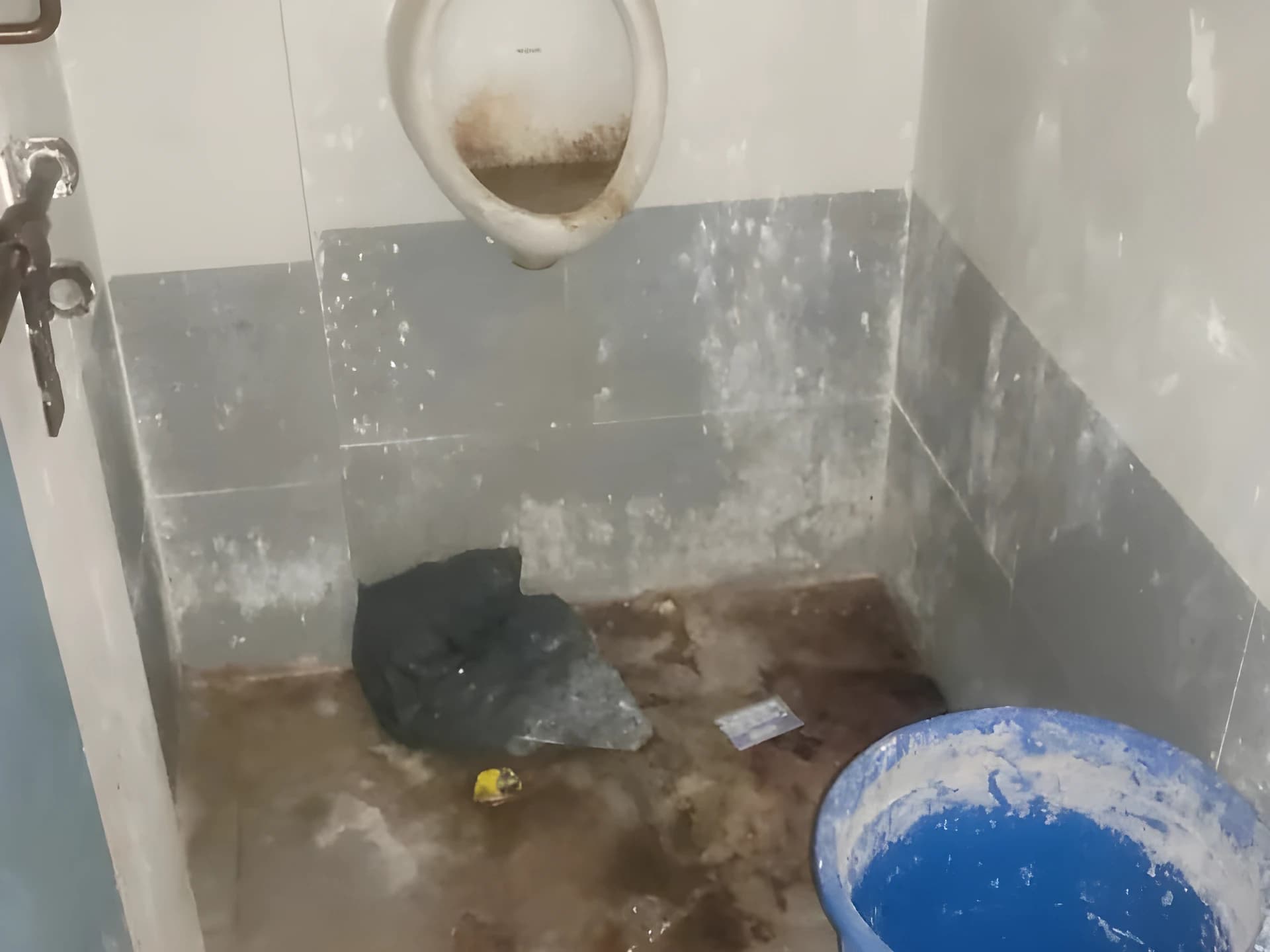 రోగుల కష్టాలు పట్టవా?.. ఆసుపత్రిలో దుస్థితి