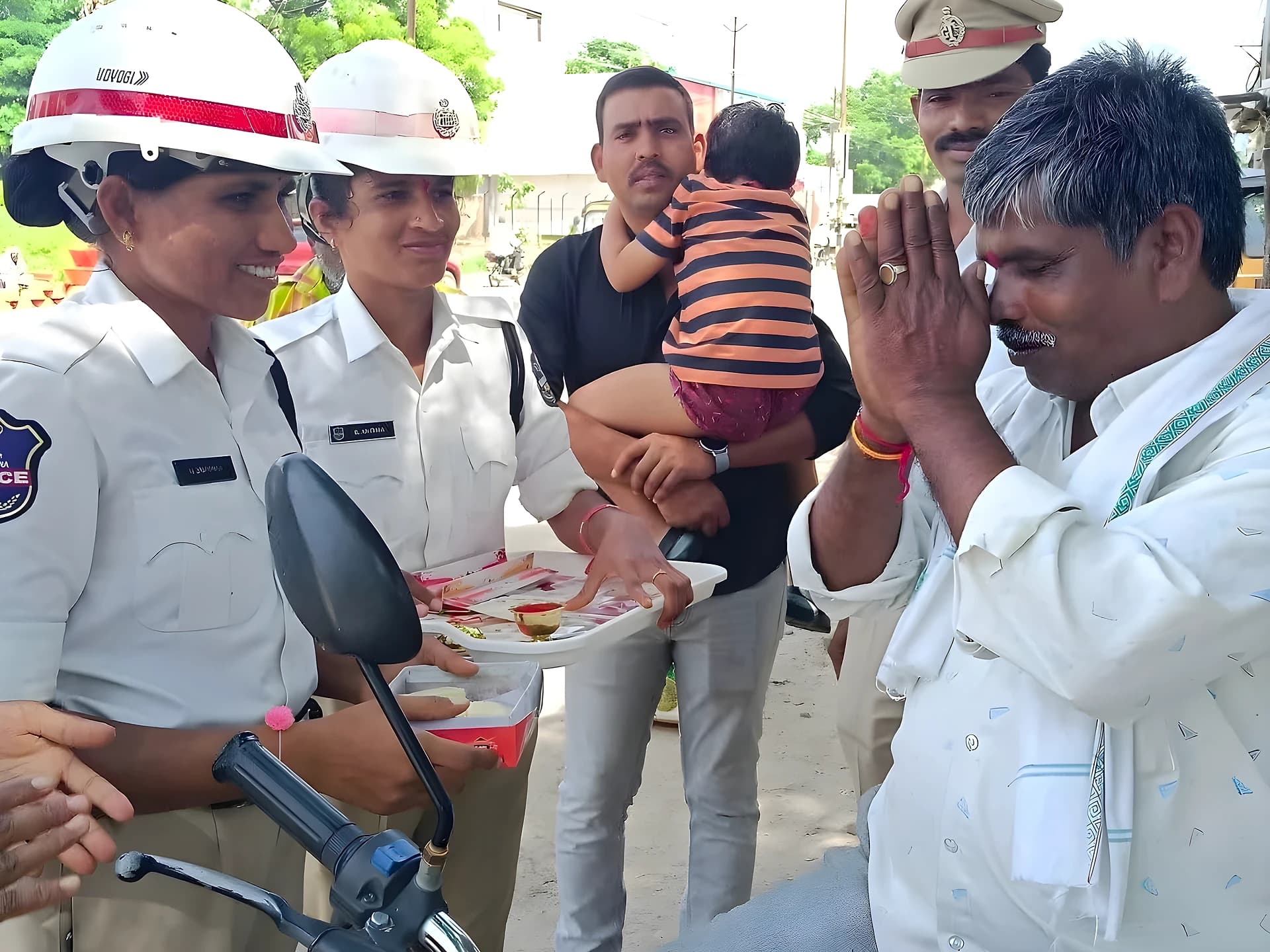 రాఖీ కట్టి రోడ్డు భద్రతపై అవగాహన