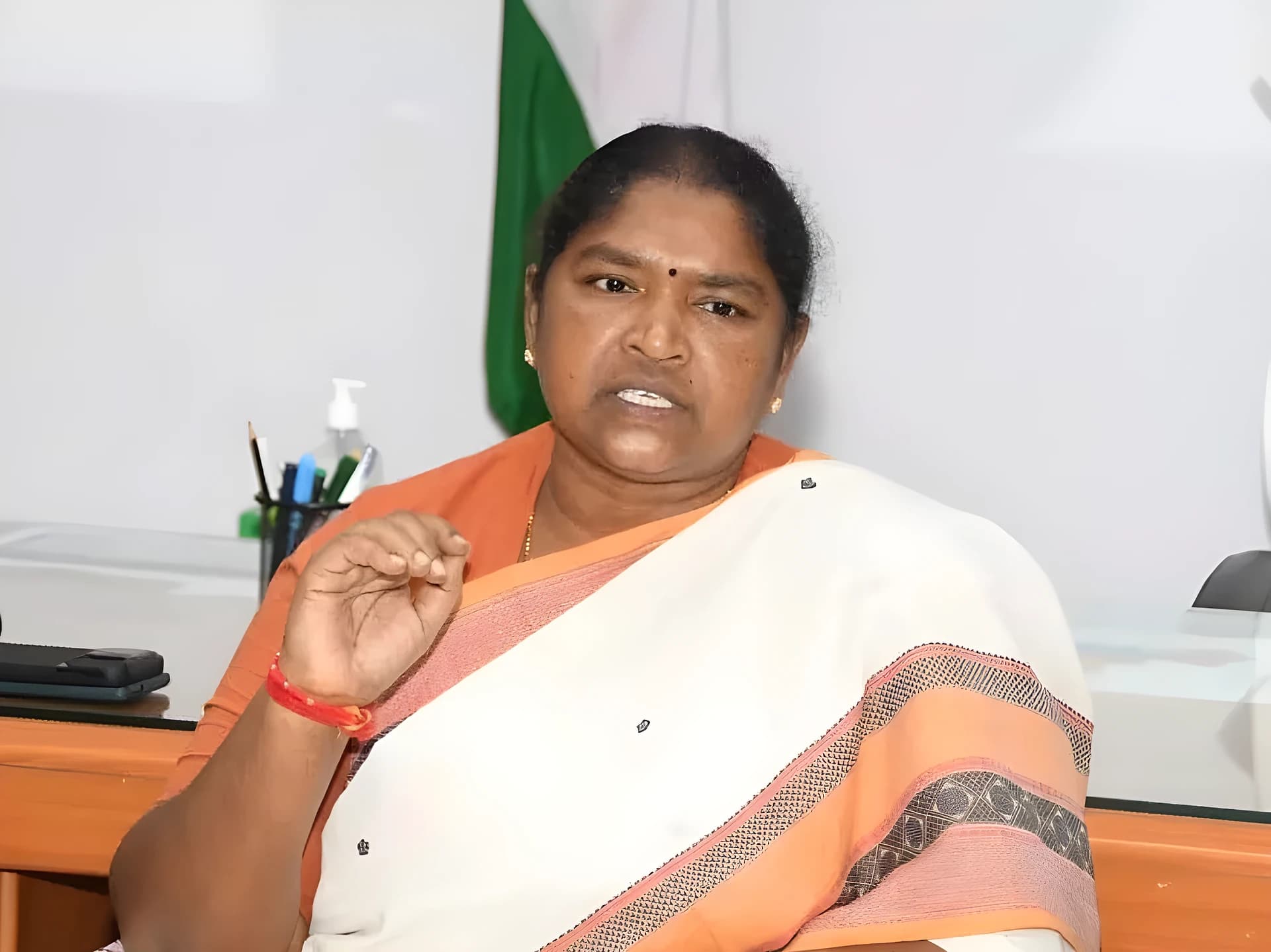 యువతి కుటుంబానికి అండగా ఉంటాం: సీతక్క