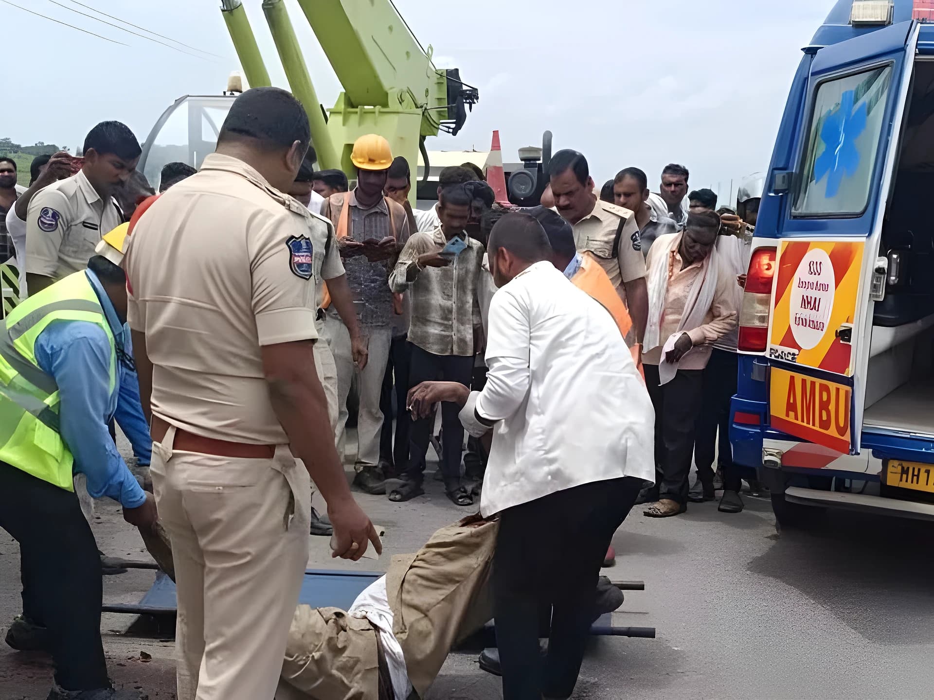 బస్సు బోల్తా.. డ్రైవర్ స్పాట్ డెడ్