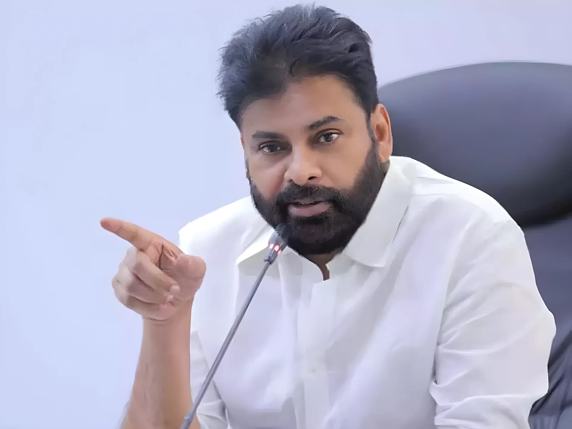ఆంధ్రా పేపర్ మిల్పై చర్యలు తీసుకోవాలి: పవన్