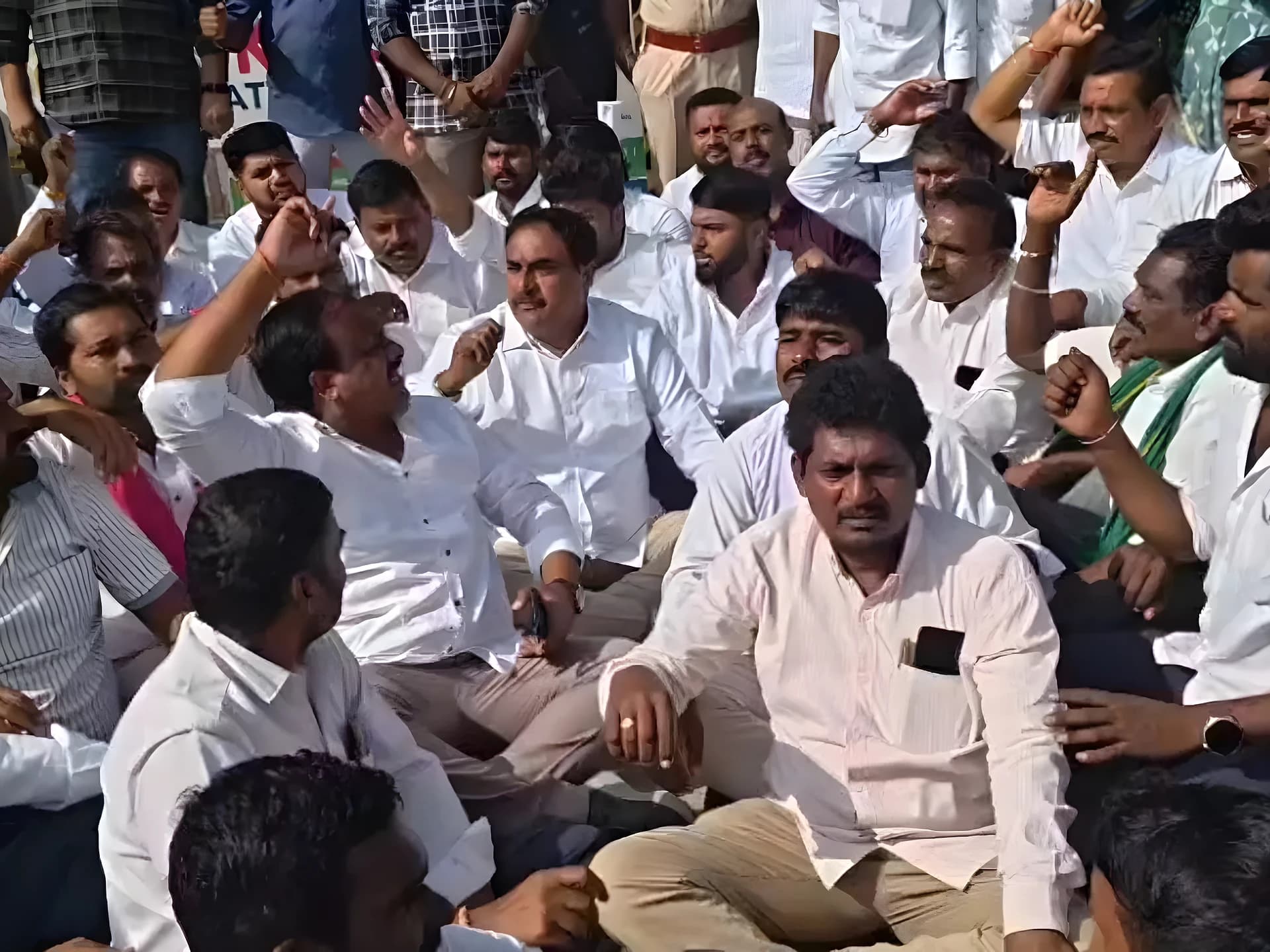 కలెక్టరేట్ వద్ద ఎర్రబెల్లి ధర్నా.. ఉద్రిక్తత