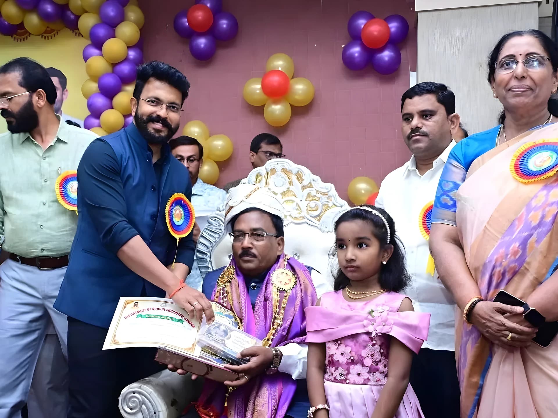 విద్యార్థులకు విలువలు నేర్పాలి: కలెక్టర్