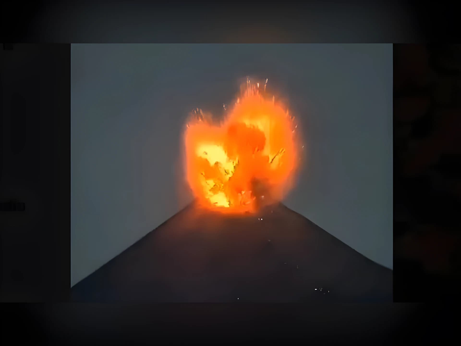 అగ్నిపర్వతం బద్దలు..301 విమానాలకు బ్రేక్