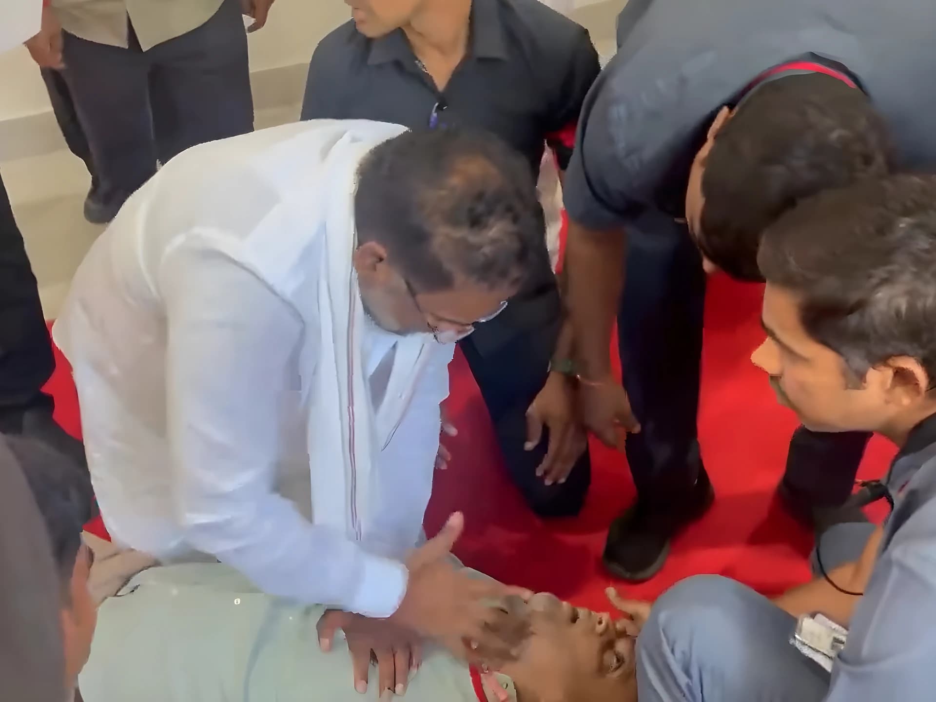 కుప్పకూలిన పర్సనల్ సెక్రటరీ.. CPR చేసిన మంత్రి శ్రీహరి