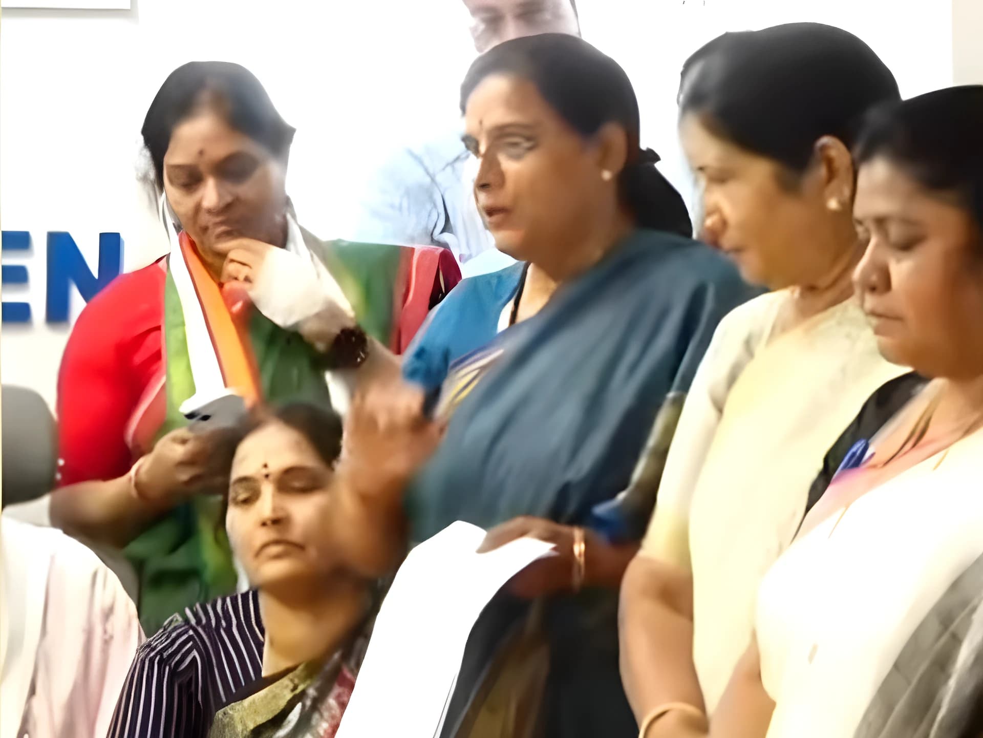 మహిళా కమిషన్కి కాంగ్రెస్ కంప్లైంట్!