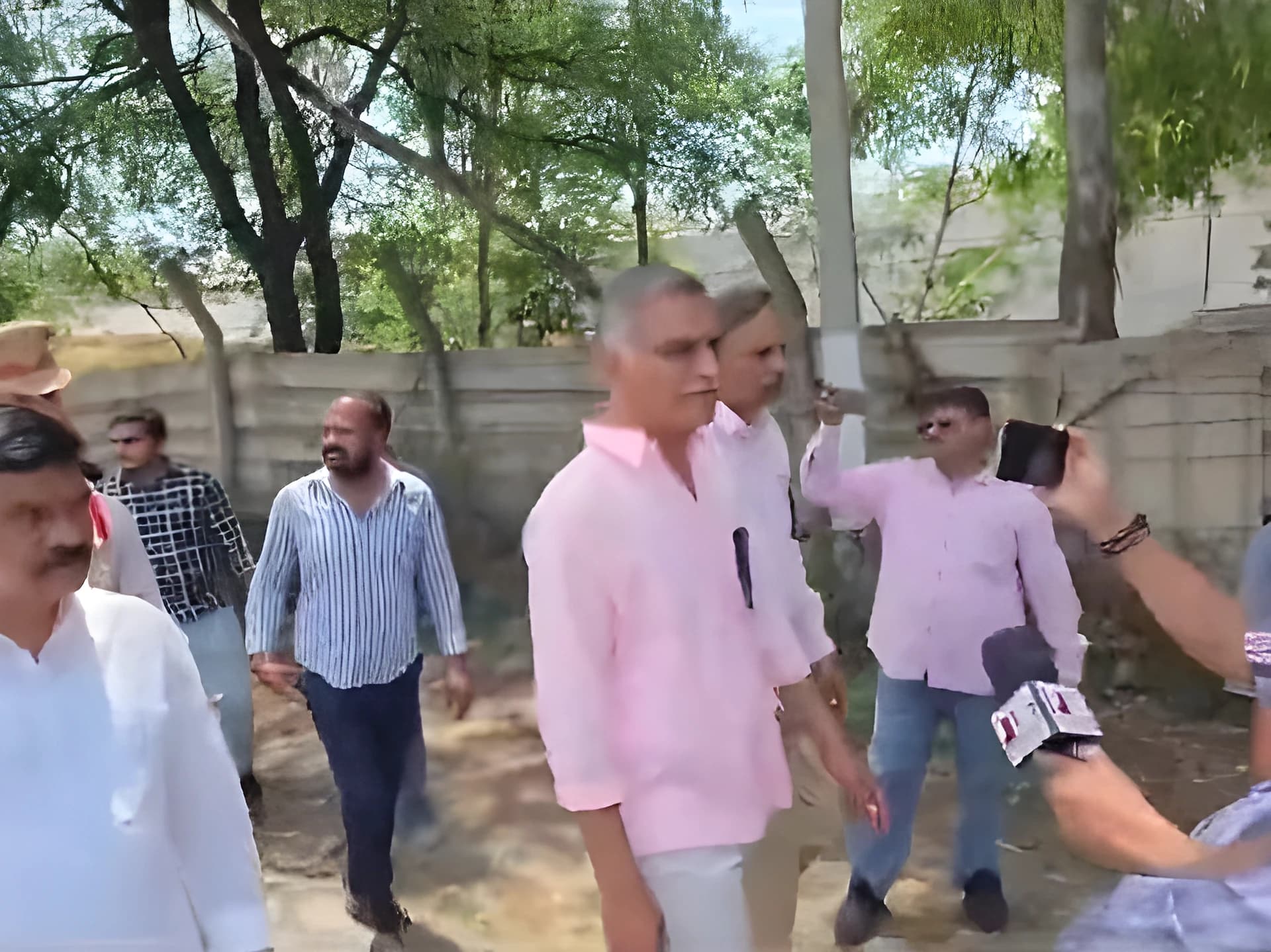 నడుస్తూ ఎర్రవెల్లికి..!