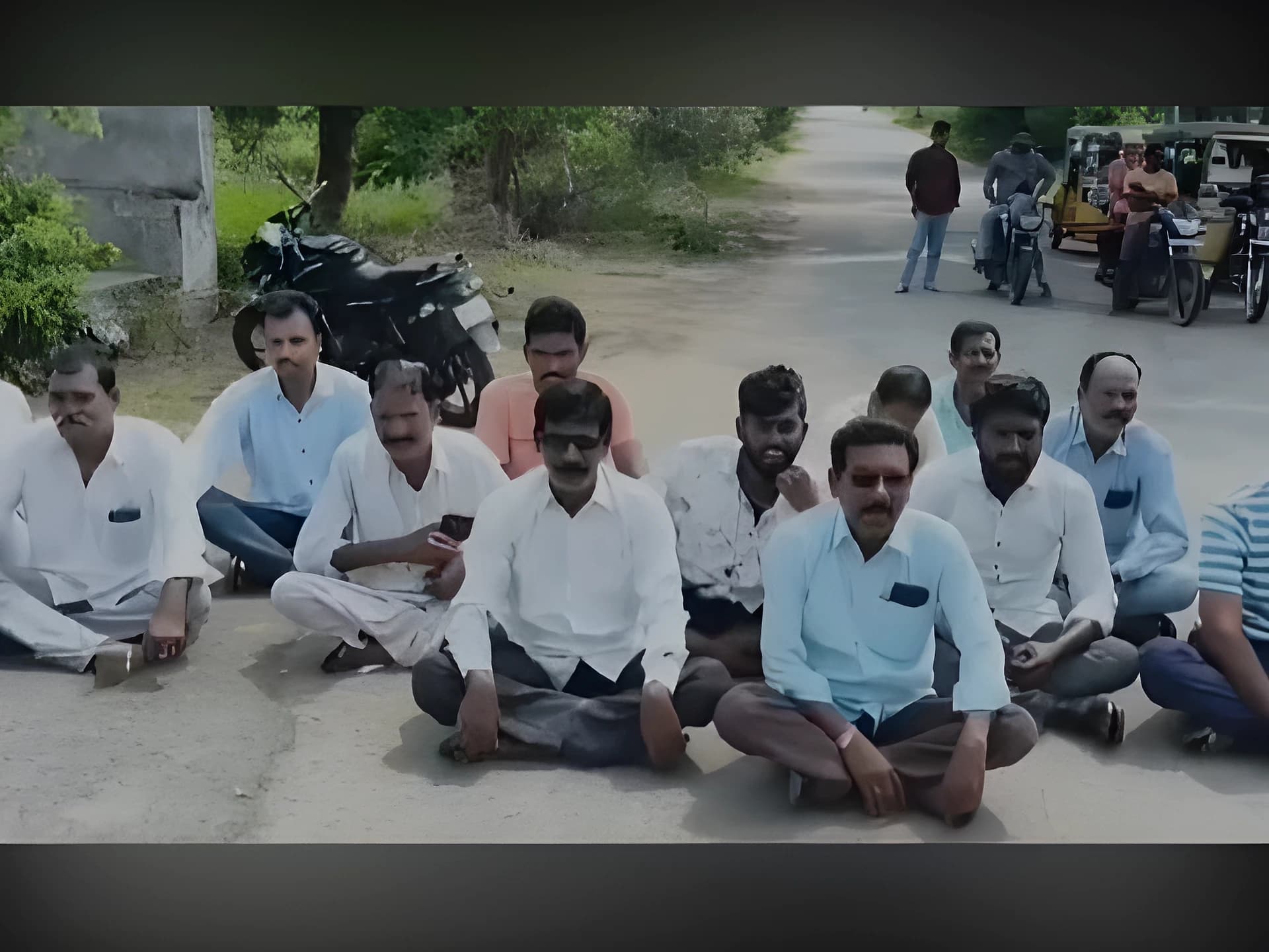 కరెంట్ సమస్య పరిష్కరించాలంటూ రైతుల ధర్నా