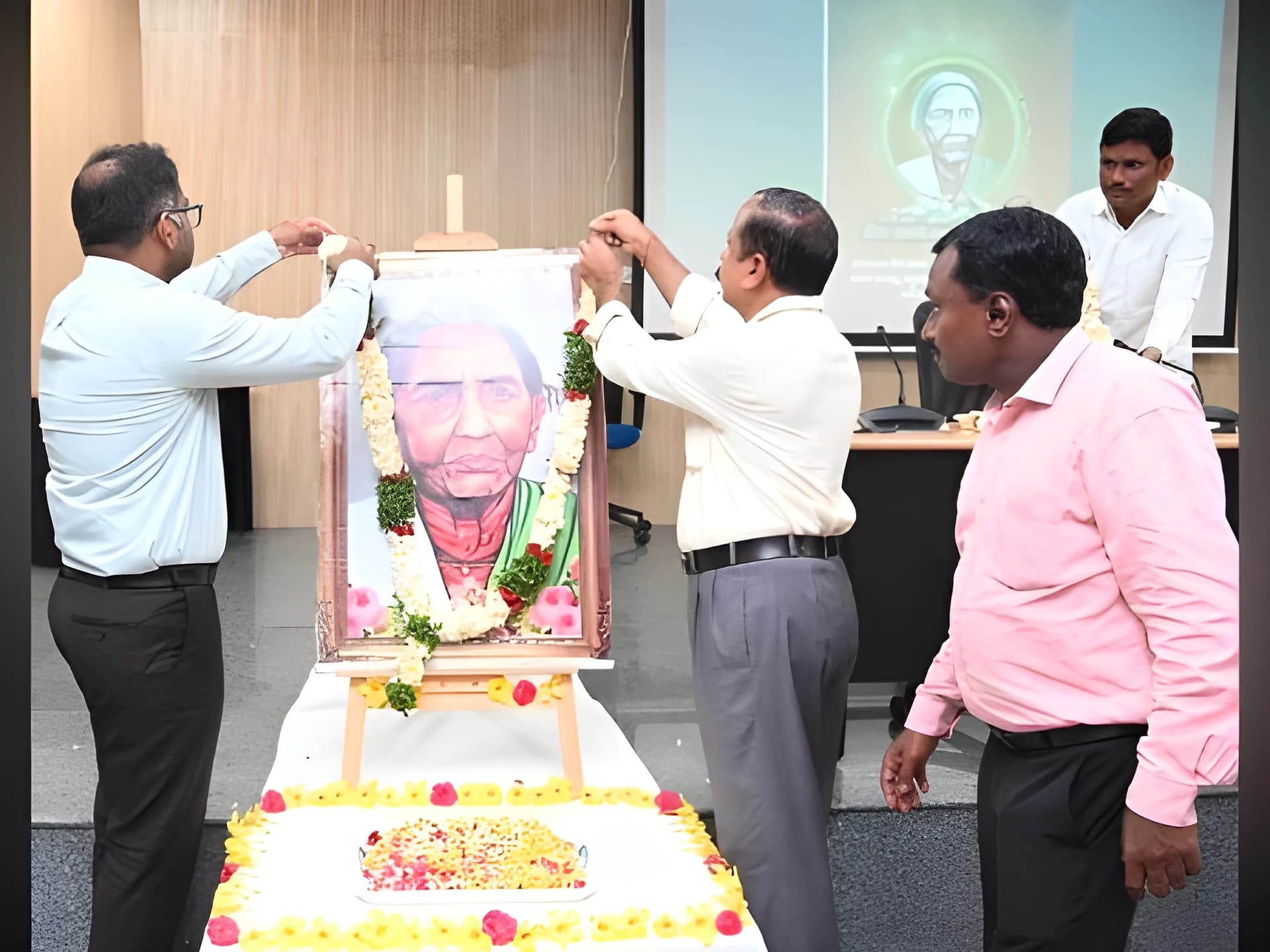 చాకలి ఐలమ్మ ఆశయాలను ఆదర్శంగా తీసుకోవాలి: కలెక్టర్