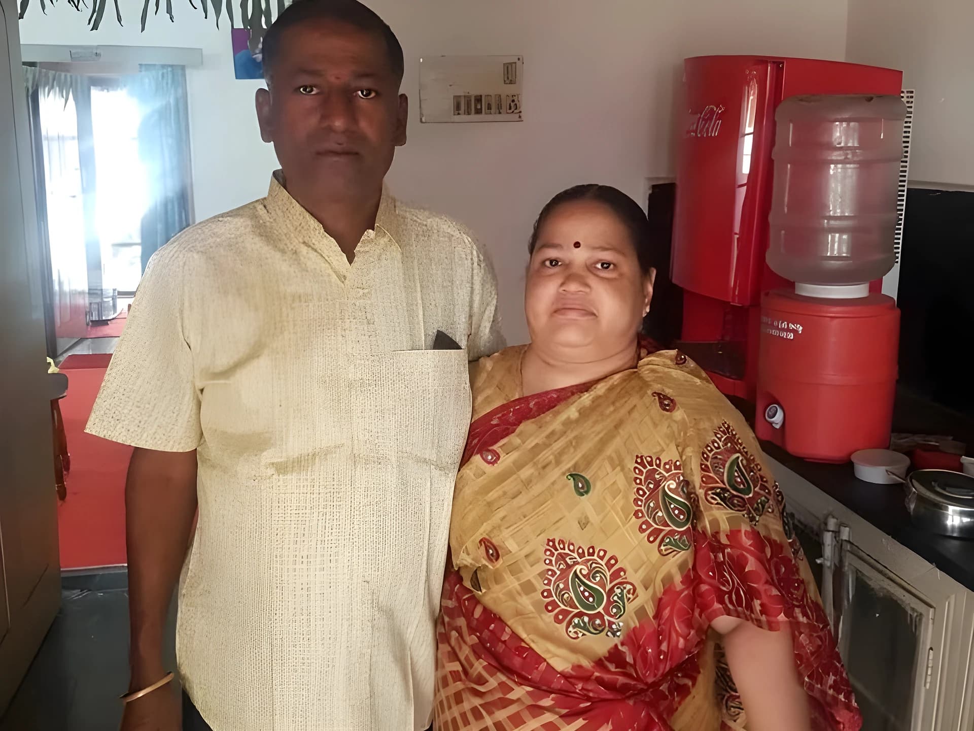 హోటల్కు తాళం.. మనస్తాపంతో దంపతుల ఆత్మహత్య