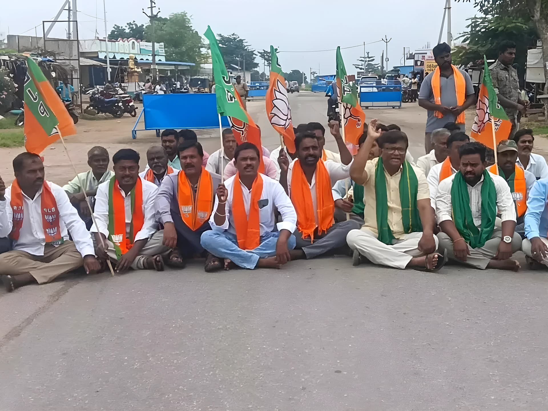 కరెంటు కోతలు, లో-వోల్టేజ్పై బీజేపీ ధర్నా
