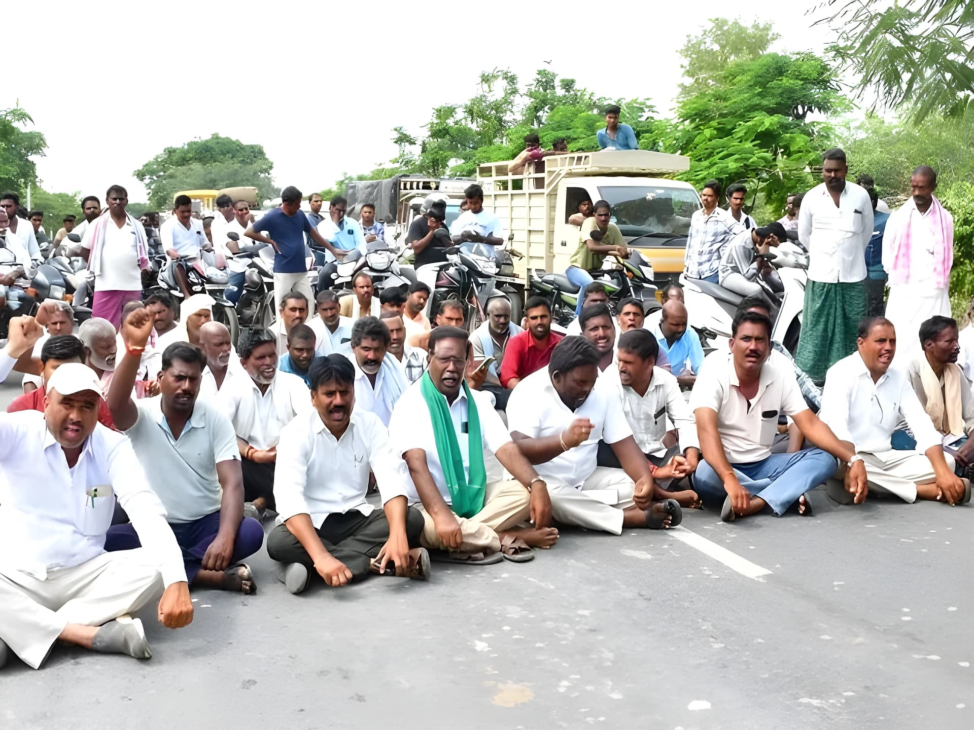 విద్యుత్ కోతలపై రోడ్డెక్కిన రైతులు