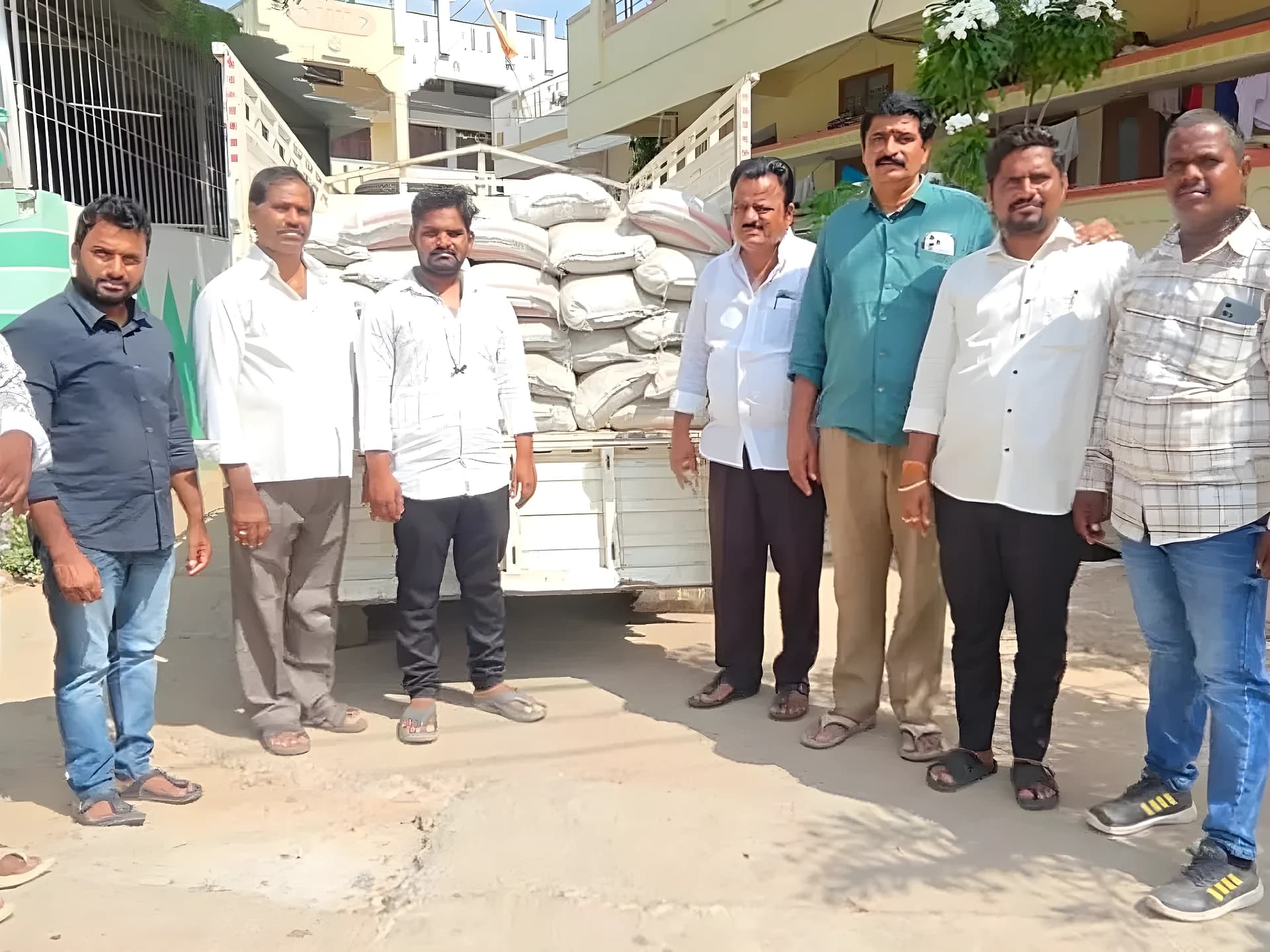 పేద కుటుంబాల ఇళ్లకు సిమెంట్ అందించిన ఉప్పల వెంకటేష్