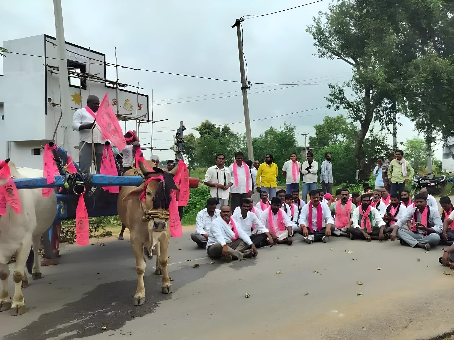 వ్యవసాయ విద్యుత్ కోతలు ఆపాలంటూ రాస్తారోకో