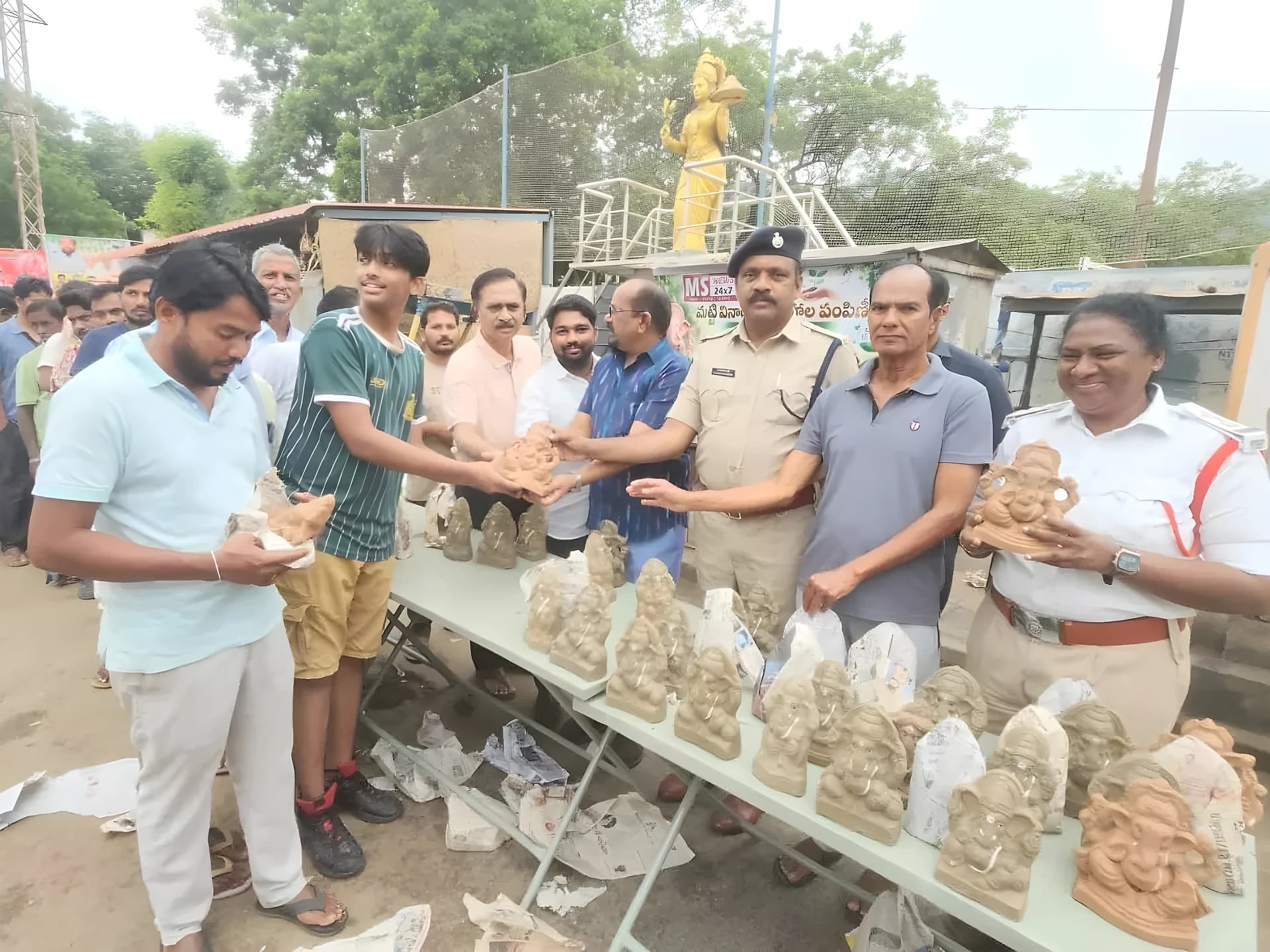 పర్యావరణ పరిరక్షణకు మట్టి వినాయకులే మేలు