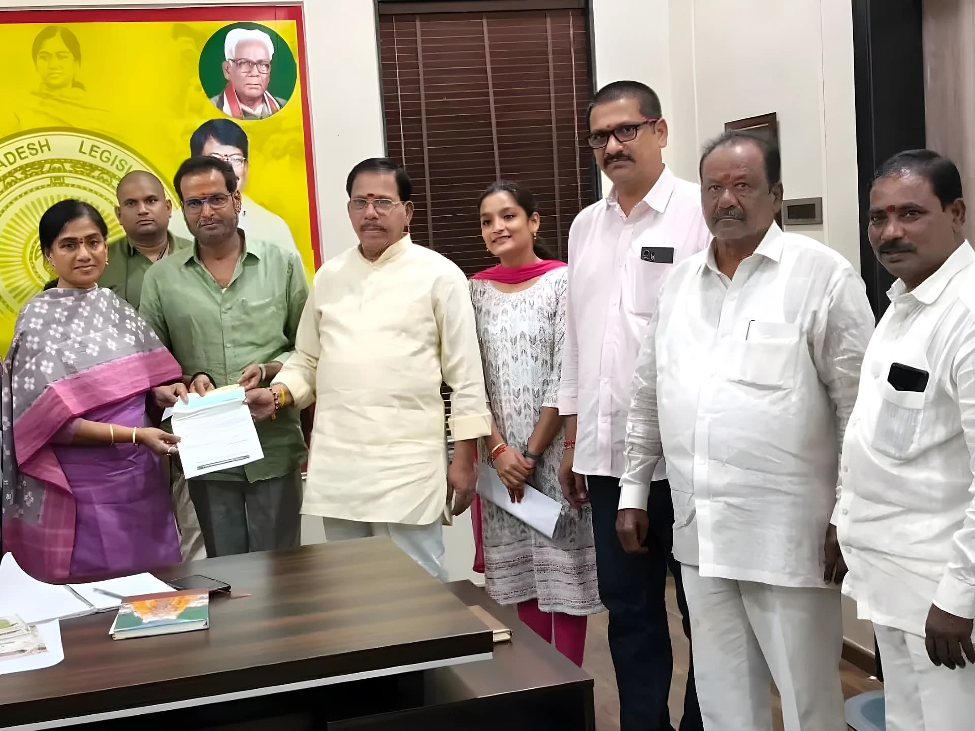 సీఎం రిలీఫ్ ఫండ్ చెక్కుల పంపిణీ