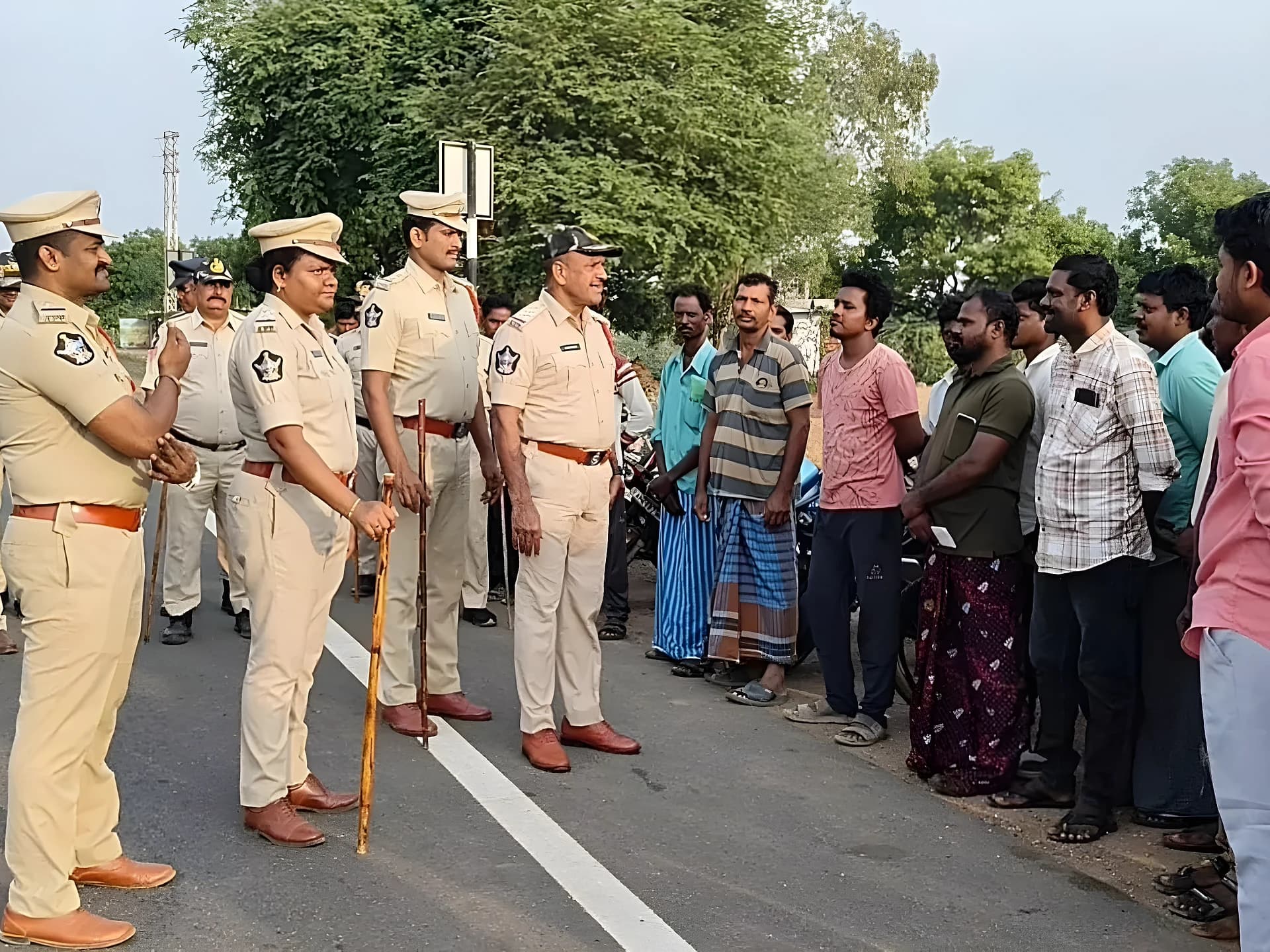 కాలనీలో పోలీసుల ముమ్మర తనిఖీలు