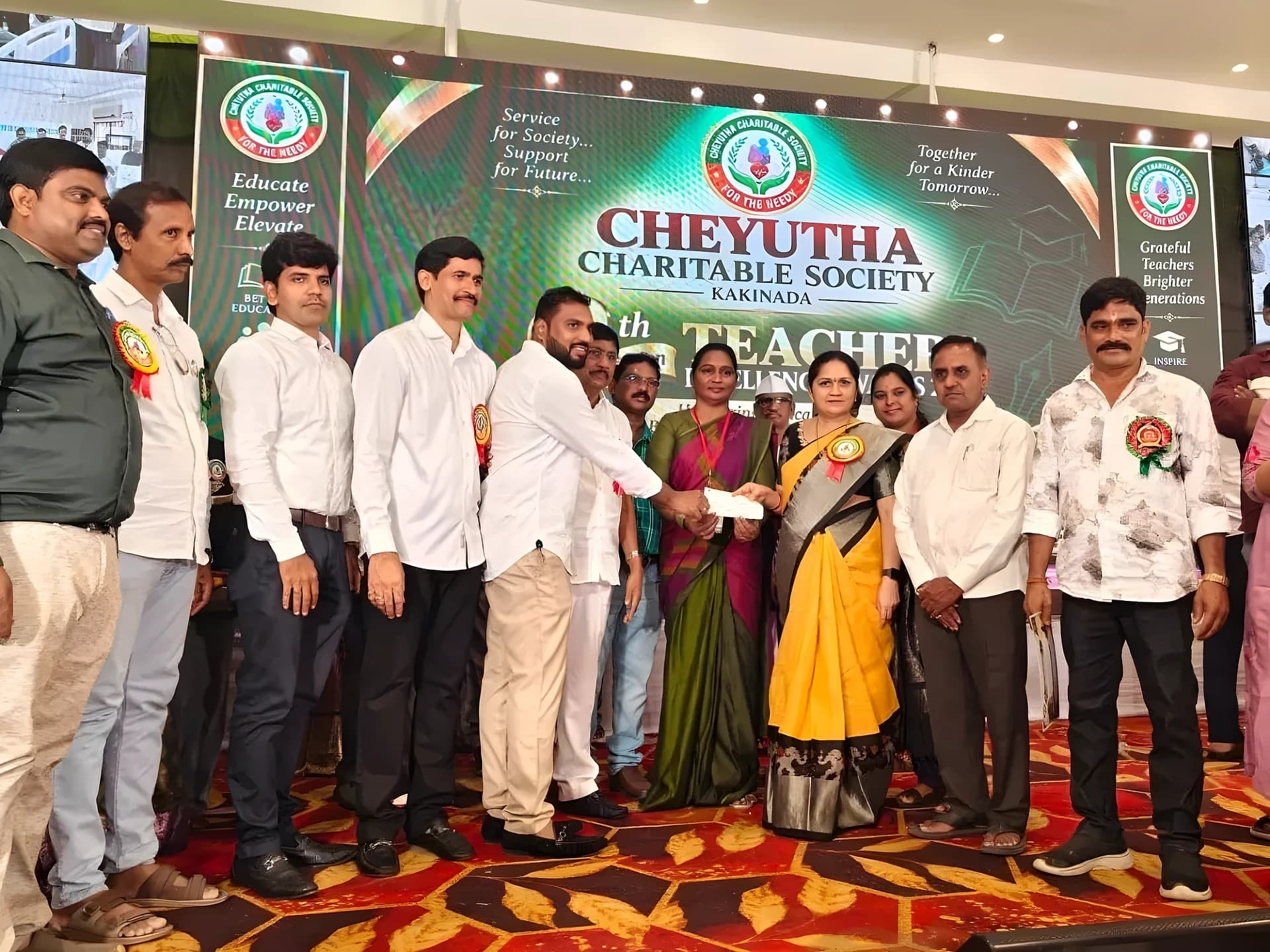 పేద విద్యార్థుల చదువుకు రూ.30 వేల సాయం