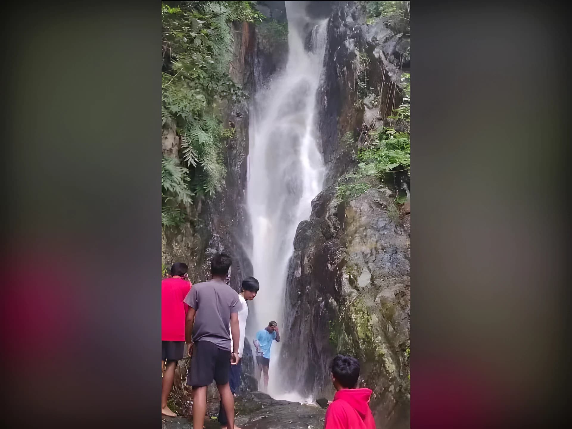 జలపాతం వద్ద సందడి.. పర్యాటకుల రాక!