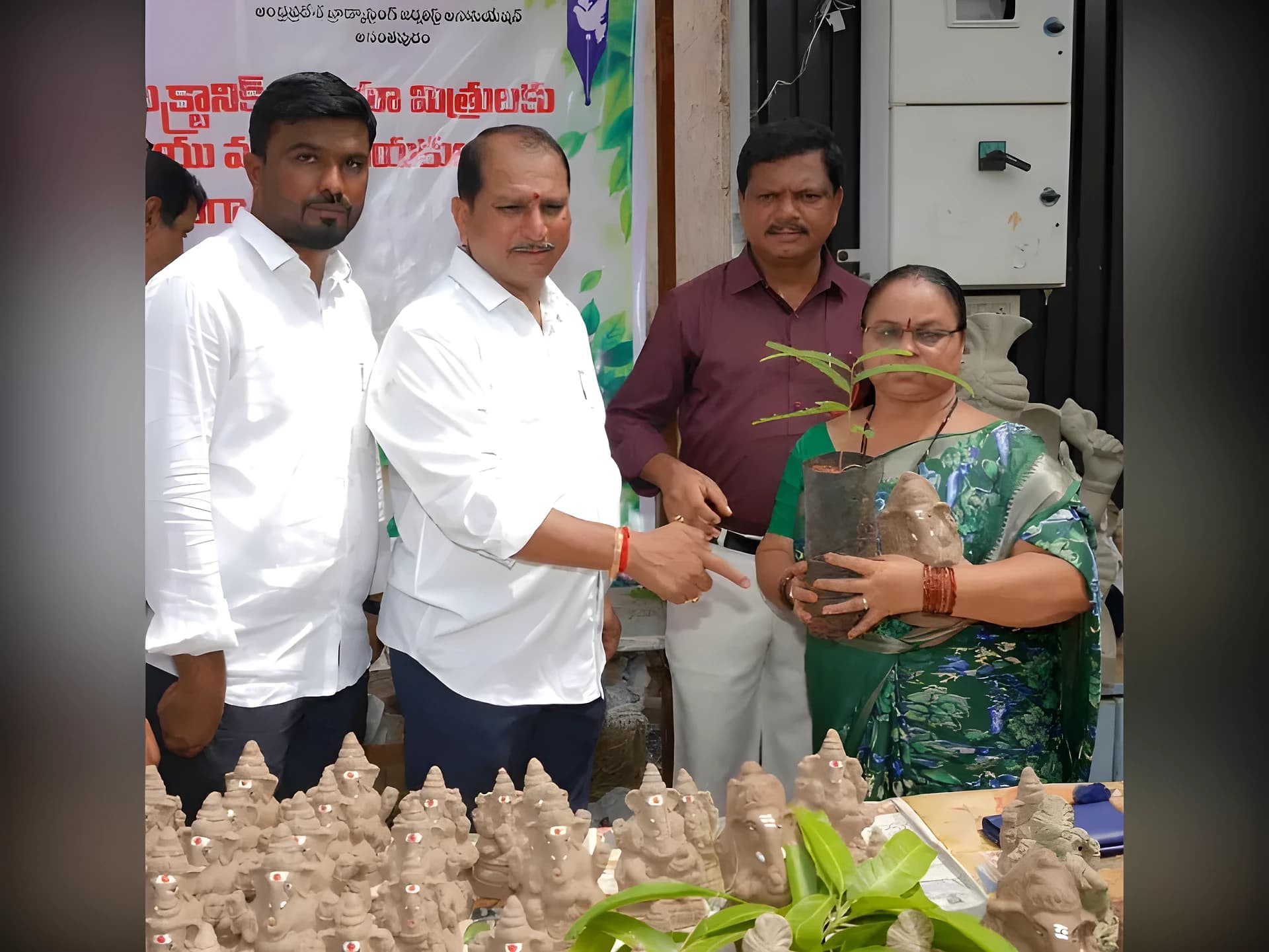 మట్టి వినాయకుడు.. పర్యావరణానికి కవచం! 🌱