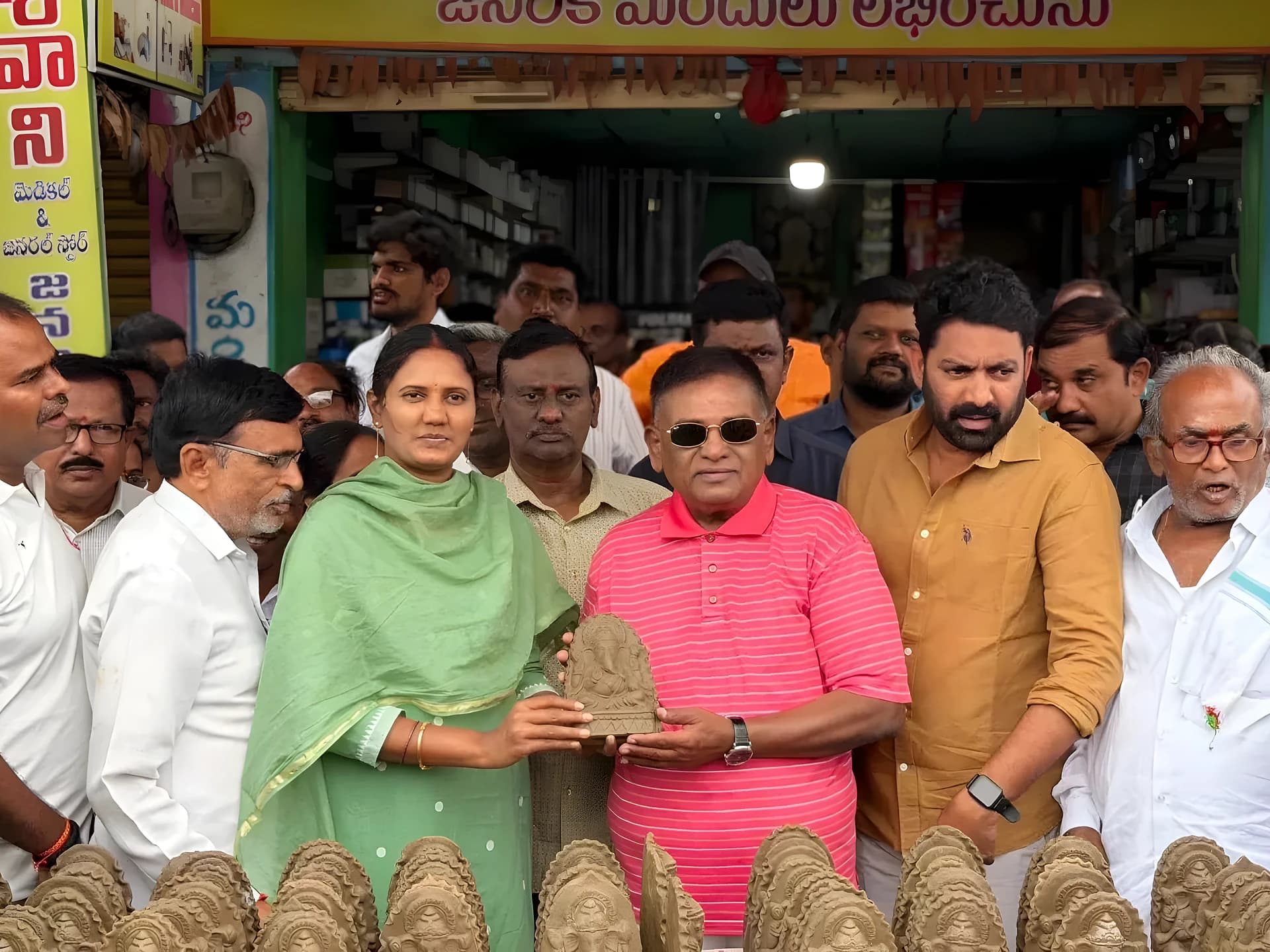 బెల్లంపల్లిలో ఉచితంగా మట్టి వినాయకులు