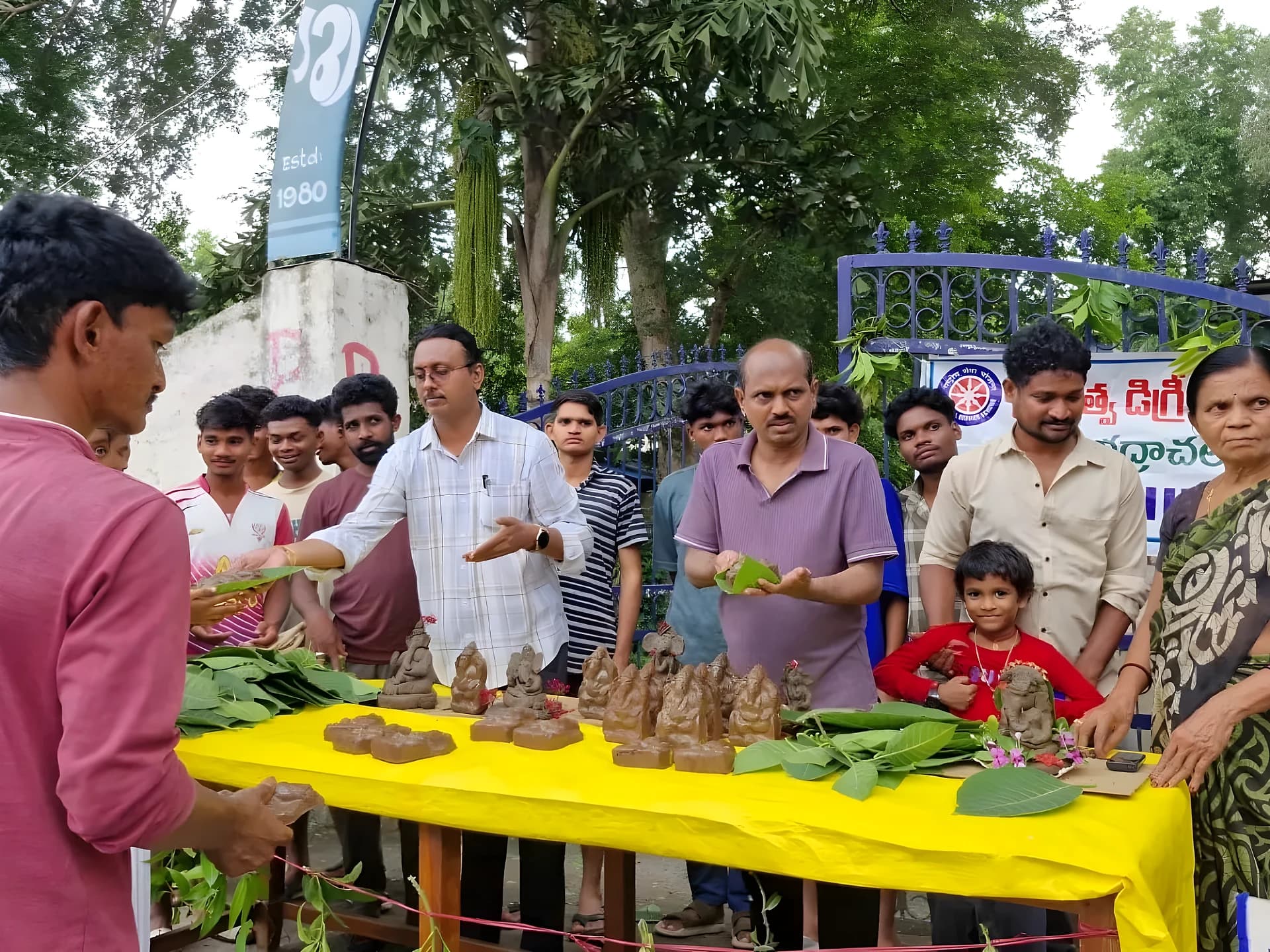 ప్రభుత్వ డిగ్రీ కళాశాలలో మట్టి గణపతుల పంపిణీ