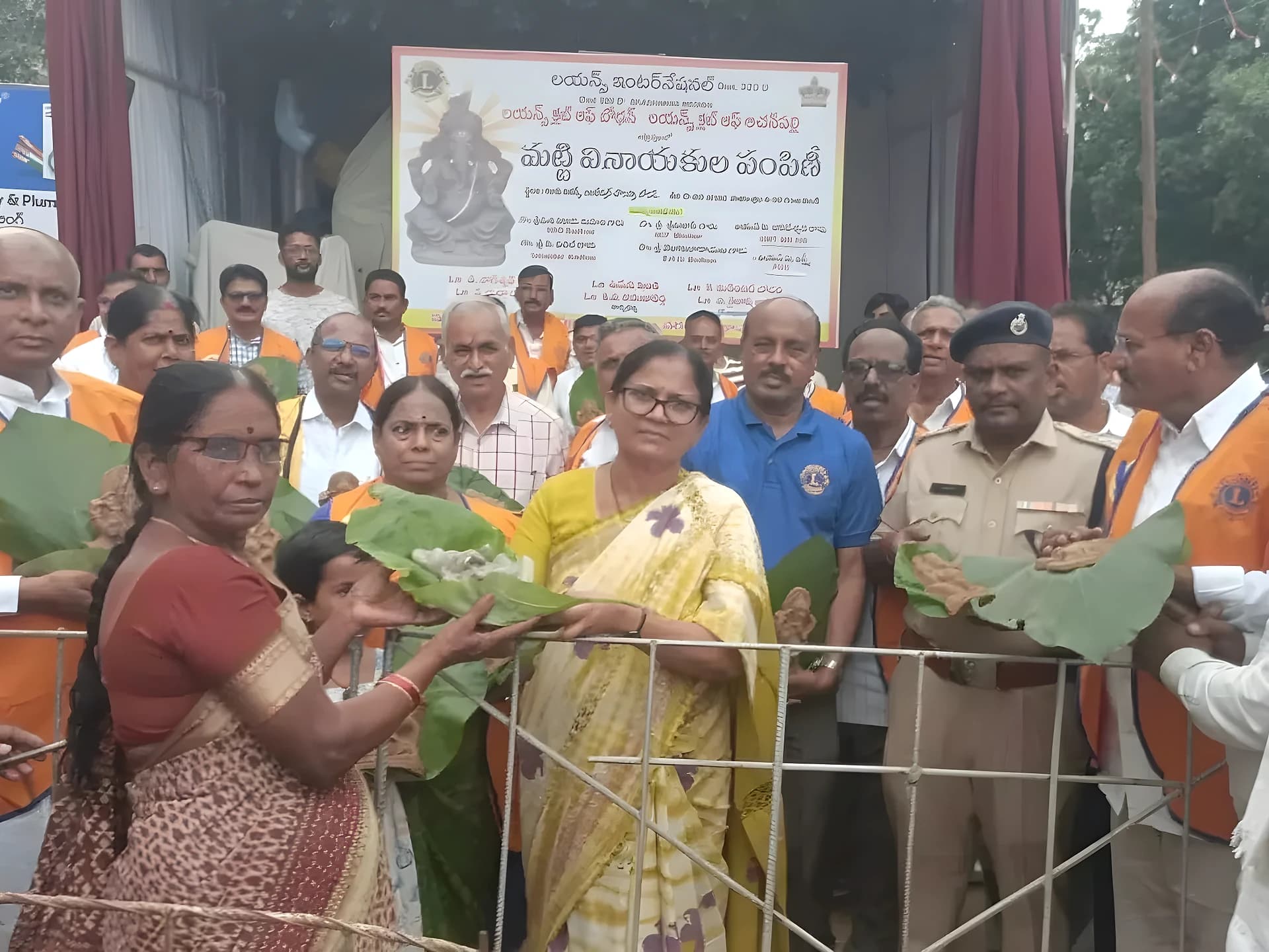 బోధన్లో 4 వేల మట్టి వినాయకుల పంపిణీ