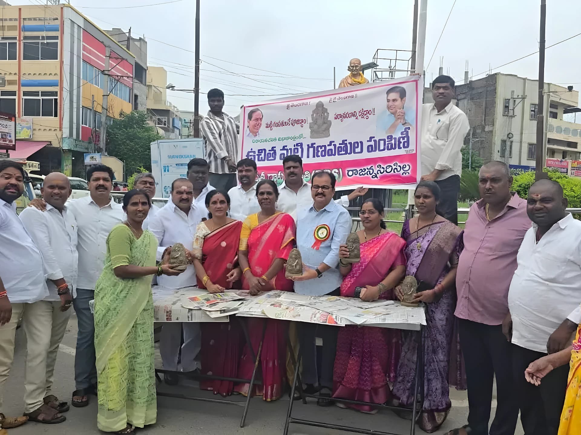 పెద్ద విగ్రహాలు కాదు.. పర్యావరణ పరిరక్షణలో పోటీ పడాలి