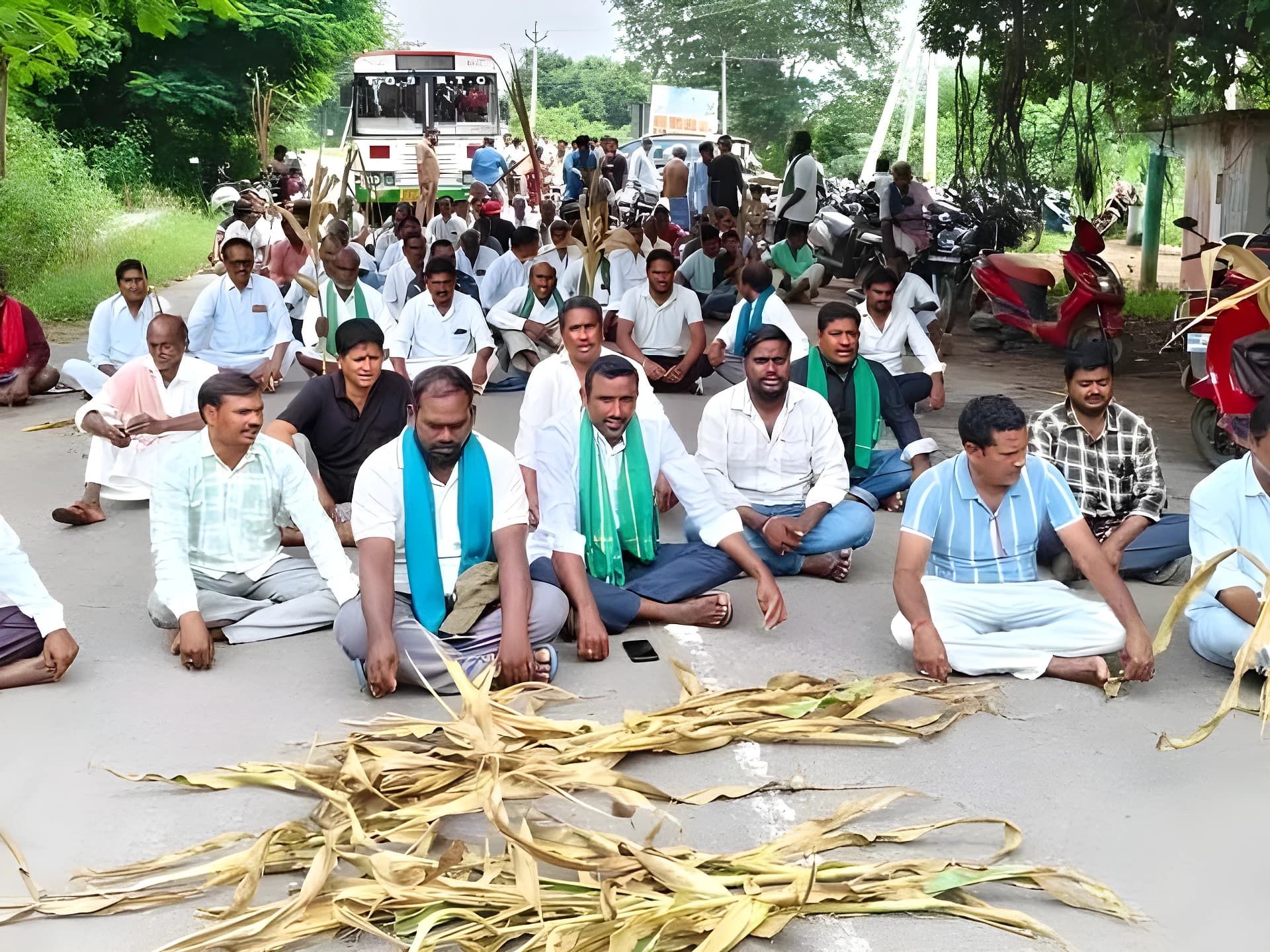 మల్లాపూర్లో విద్యుత్ సబ్స్టేషన్ ఎదుట ధర్నా