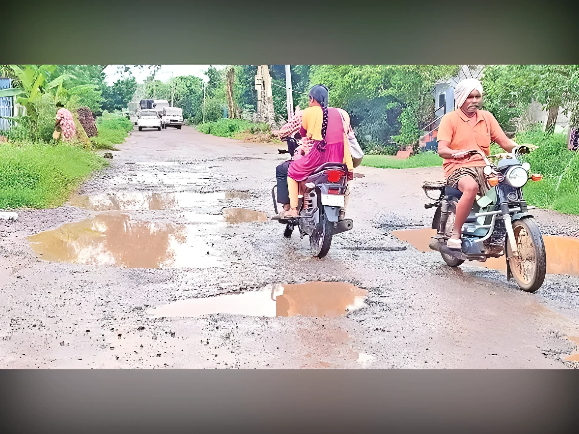 🕳️ రోడ్డులో గుంతలా.. గుంతల్లో రోడ్డా?