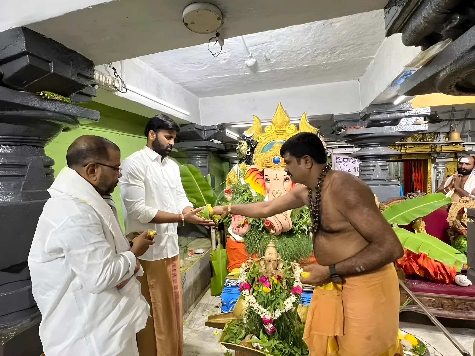 సిద్ధేశ్వర ఆలయంలో ఎమ్మెల్యే నాయిని పూజలు
