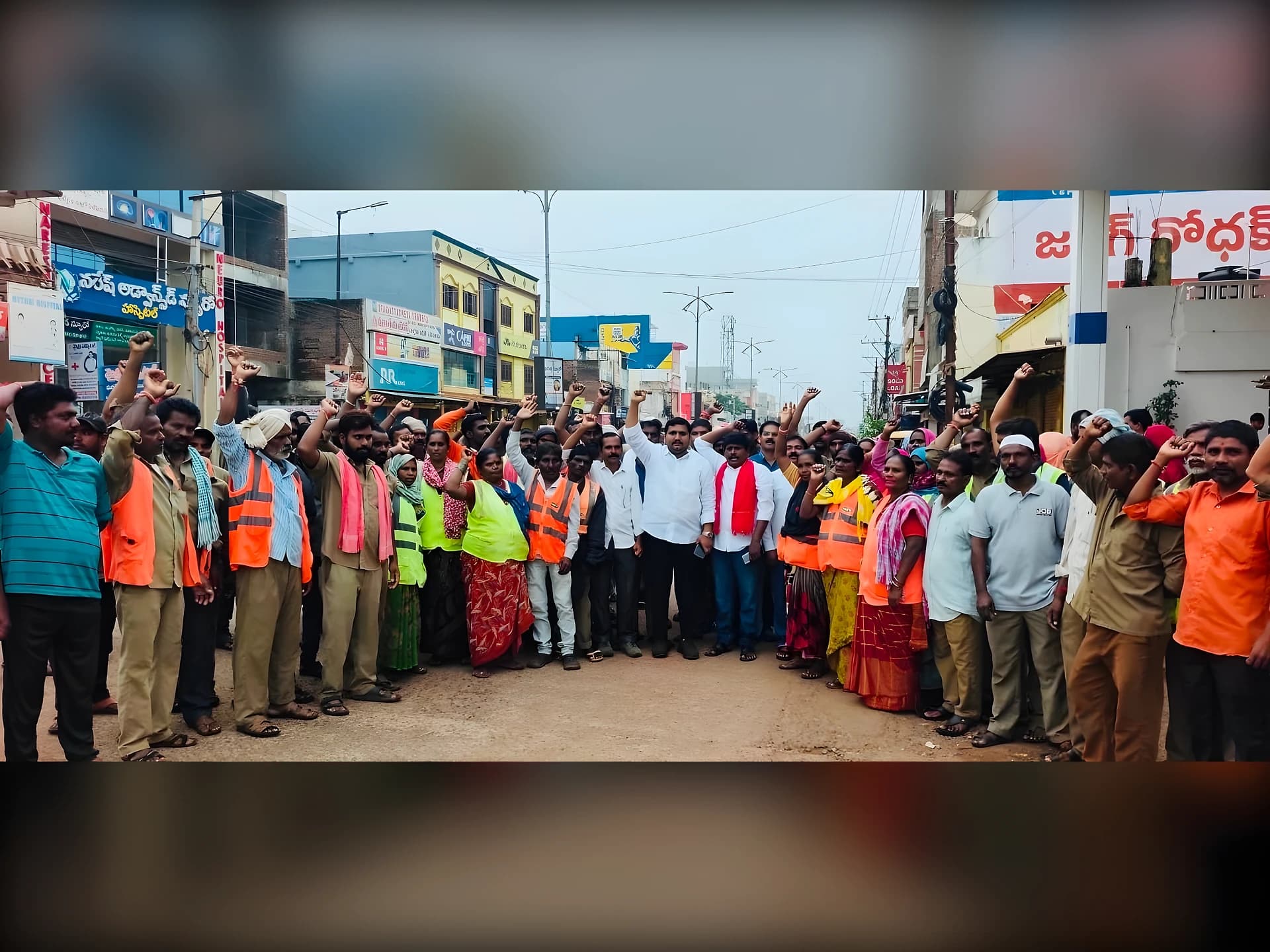 "జీతాలెక్కడ?".. భగ్గుమన్న మున్సిపల్ కార్మికులు