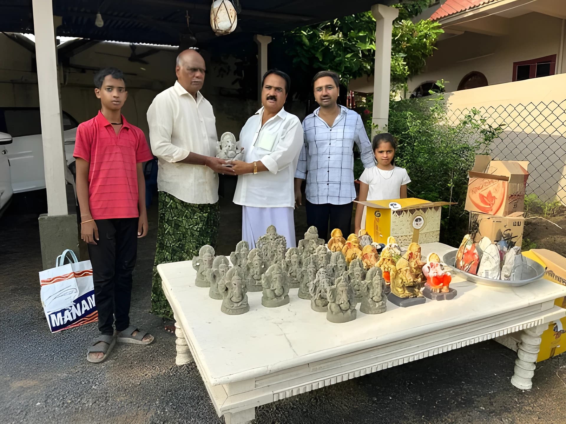 12 ఏళ్లుగా మట్టి వినాయకుల పంపిణీ..!