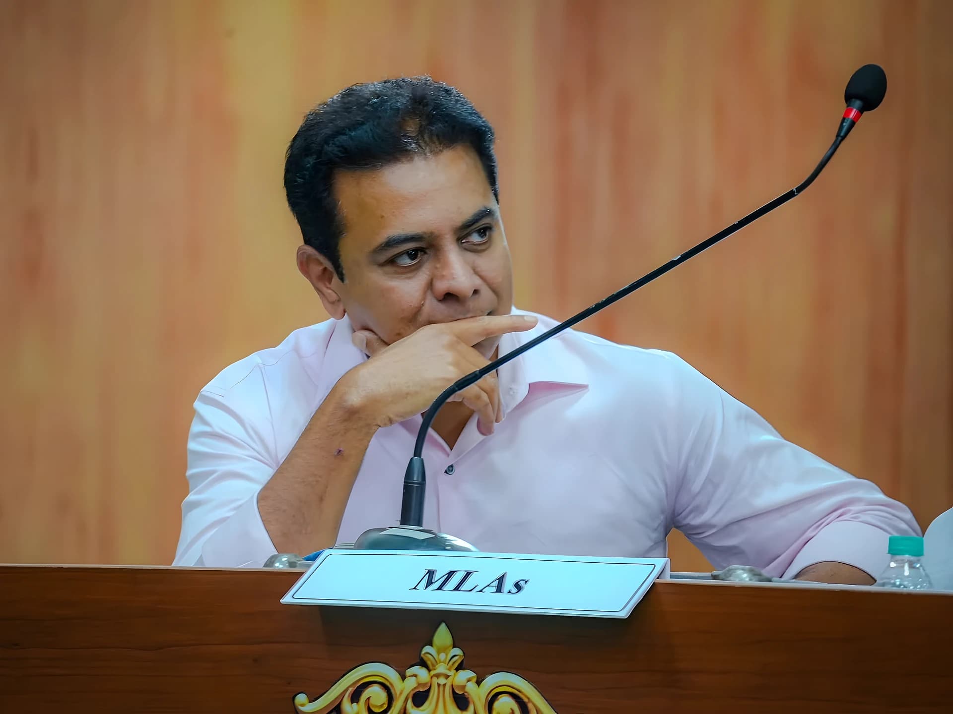 "వెల్ డన్ కాంగ్రెస్, వెల్ డన్ రాహుల్ గాంధీ".. KTR సెటైర్