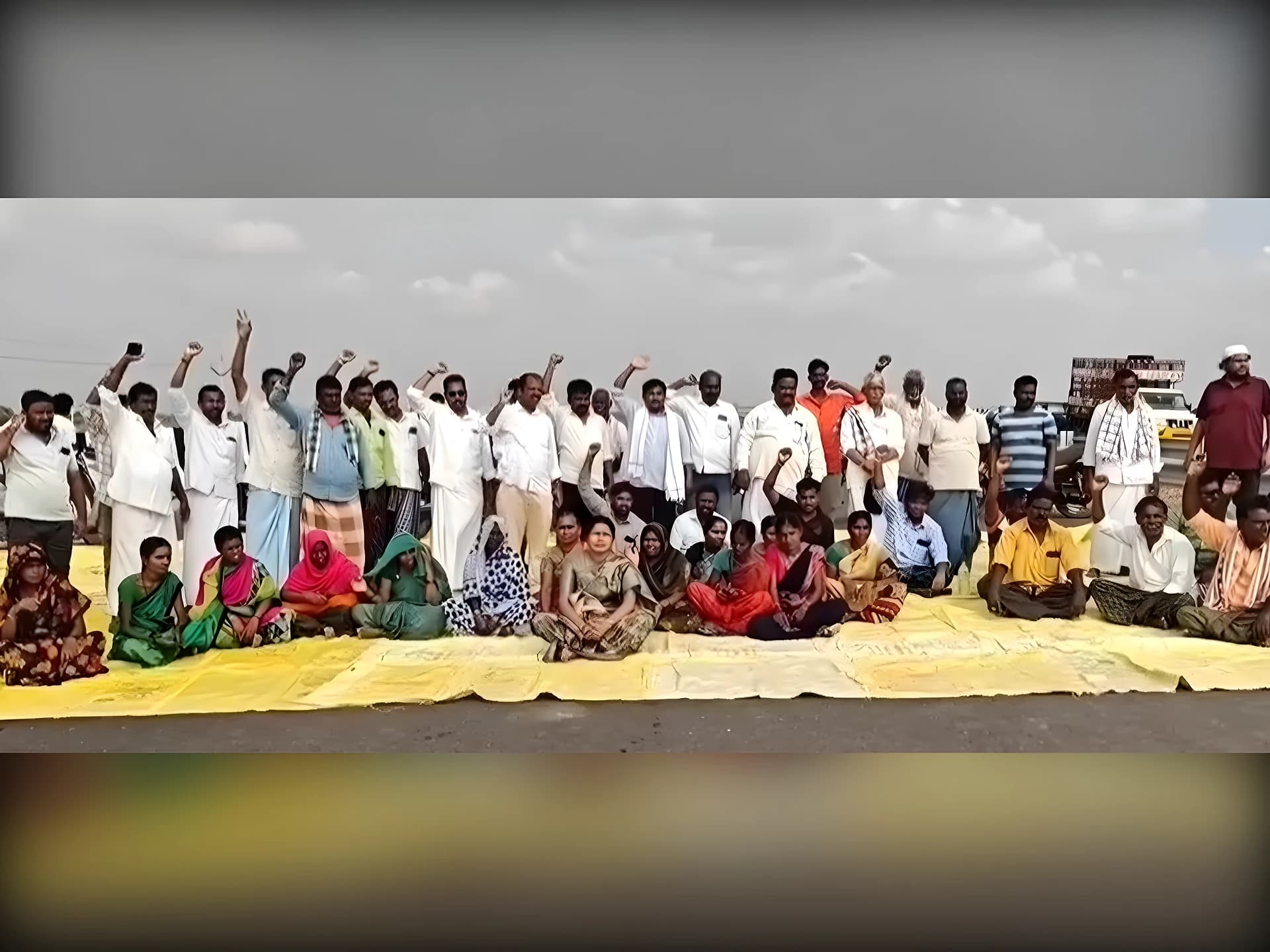 కనెక్టివిటీ రోడ్డు ఇవ్వాలని ప్రజల నిరసన
