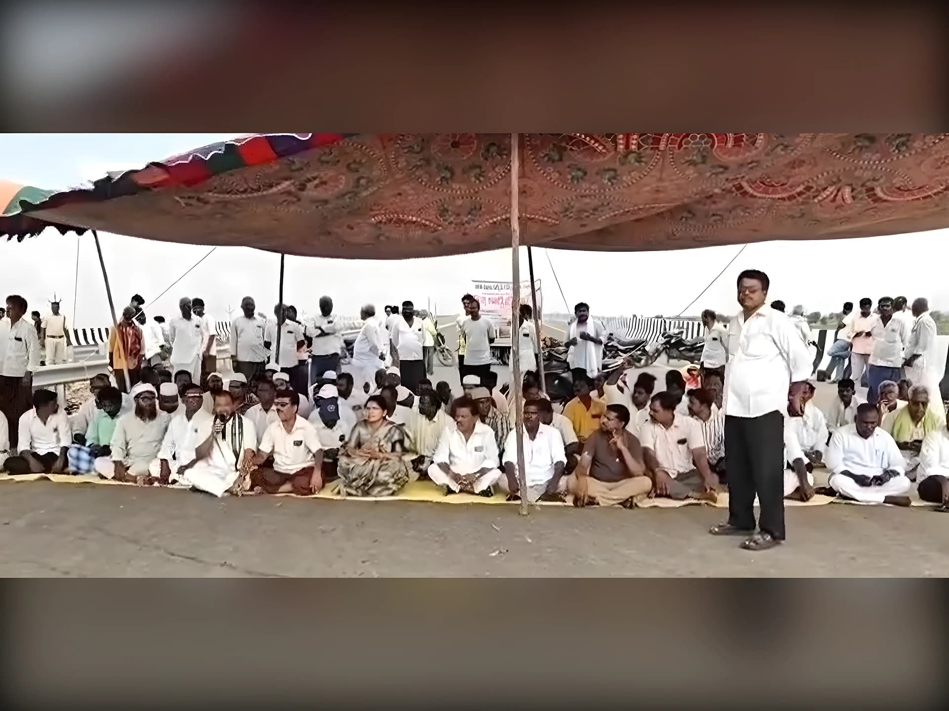 కనెక్టివిటీ రోడ్డు ఇవ్వాలని ప్రజల నిరసన