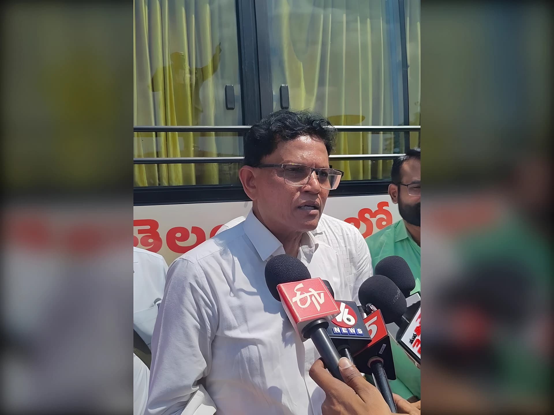 స్కూళ్లలో వసతులు కల్పించాలి: ఆకునూరి