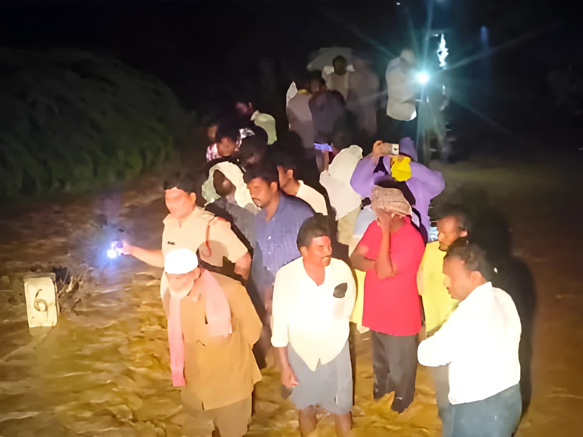 యువకుడ్ని కాపాడిన పోలీసులు