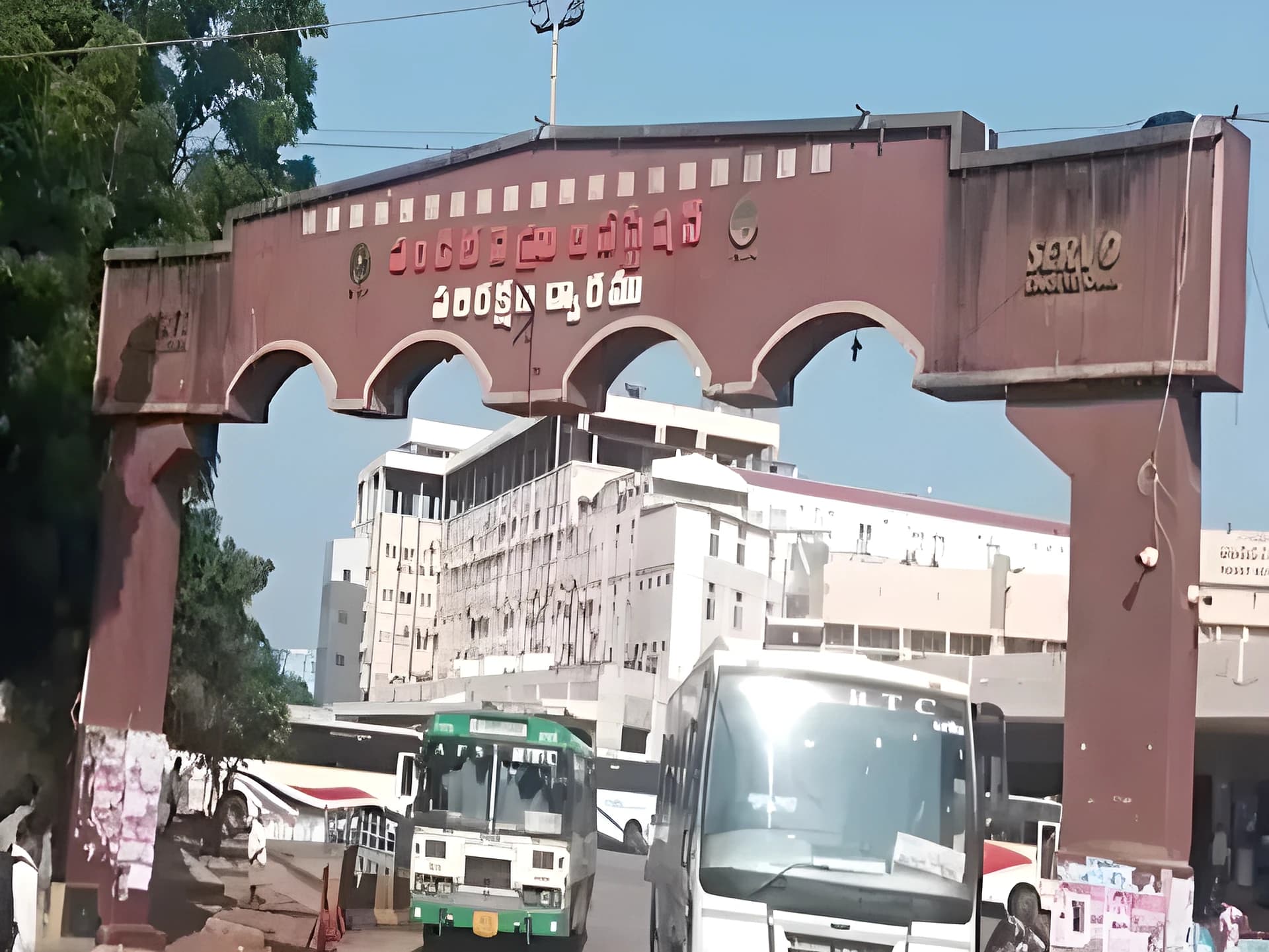 బస్టాండులో బ్యాగులో బాంబులు..