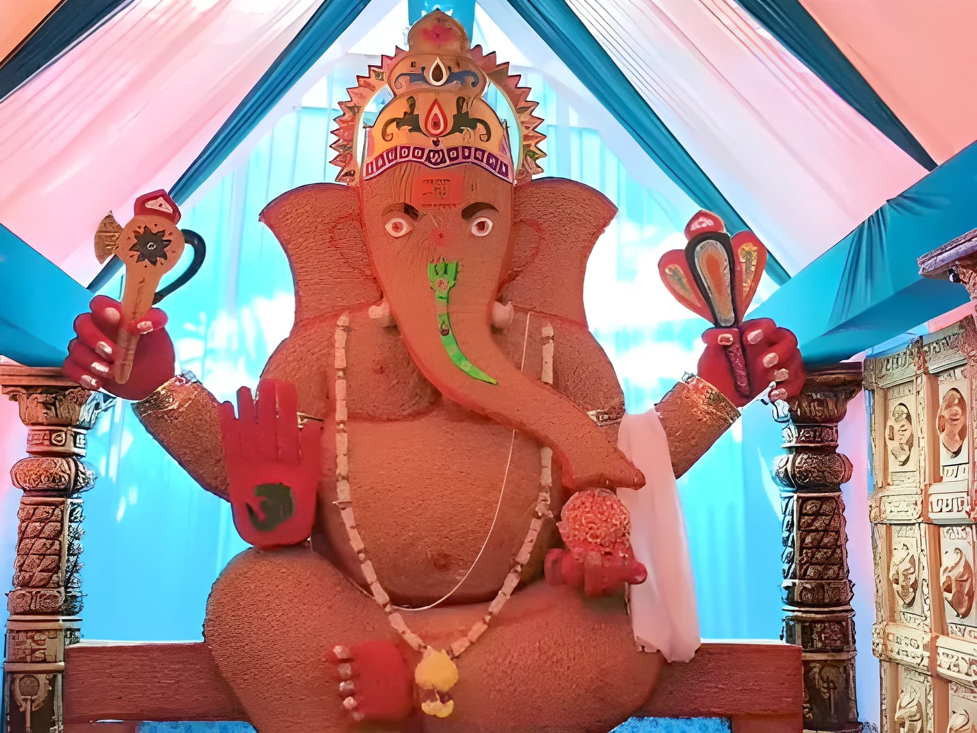 పసుపు కొమ్ములతో భారీ గణేష్!