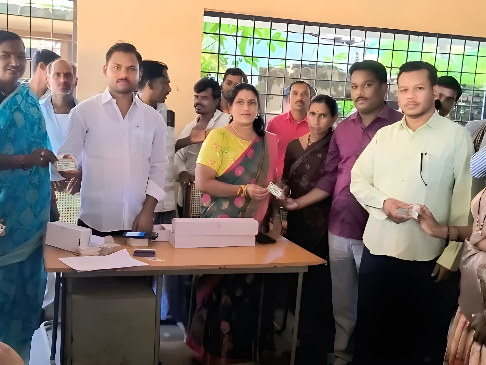 ఖమనలో స్మార్ట్ రేషన్ కార్డుల పంపిణీ