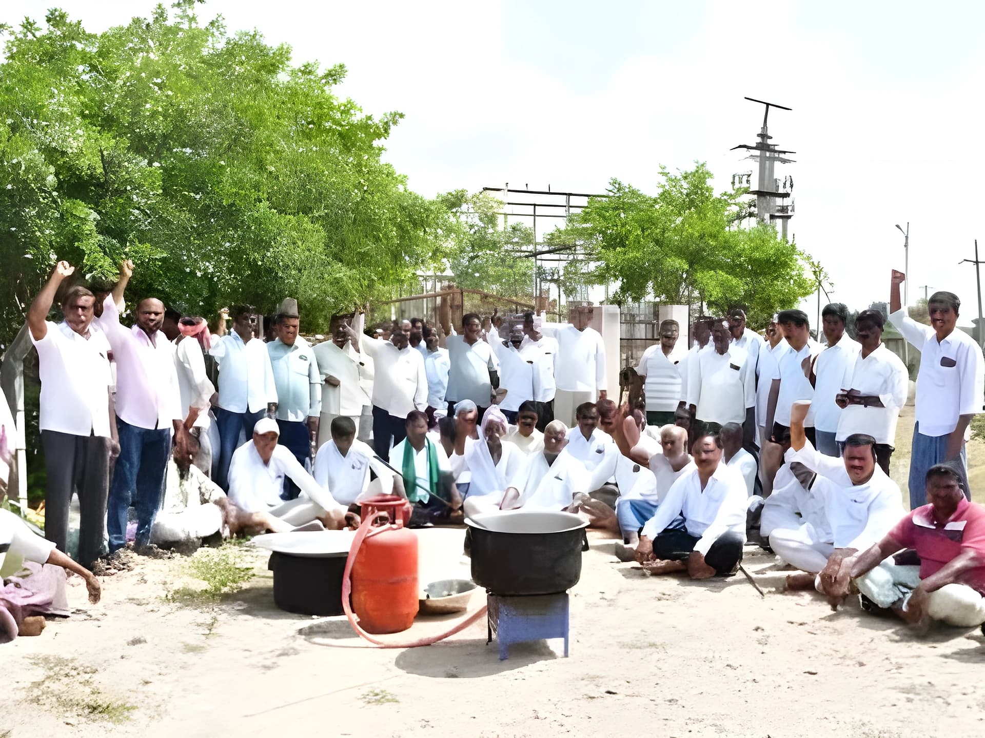 విద్యుత్ సబ్ స్టేషన్ ఎదుట రైతుల వంట వార్పు